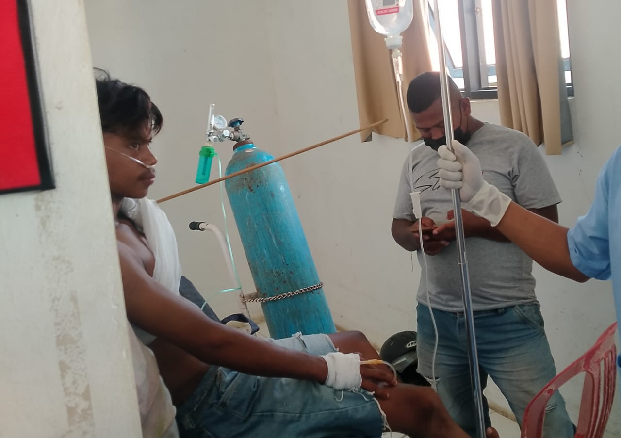 Salah satu warga korban bentrokan di Adonara, NTT saat menjalani perawatan di Puskesmas Waiwerang. 