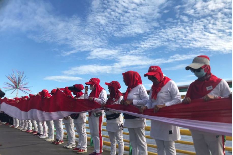 Bendera Merah Putih sepanjang 100 meter dibentangkan di kawasan Sungai Kapuas untuk memperingati Hari Jadi Kota Pontianak.