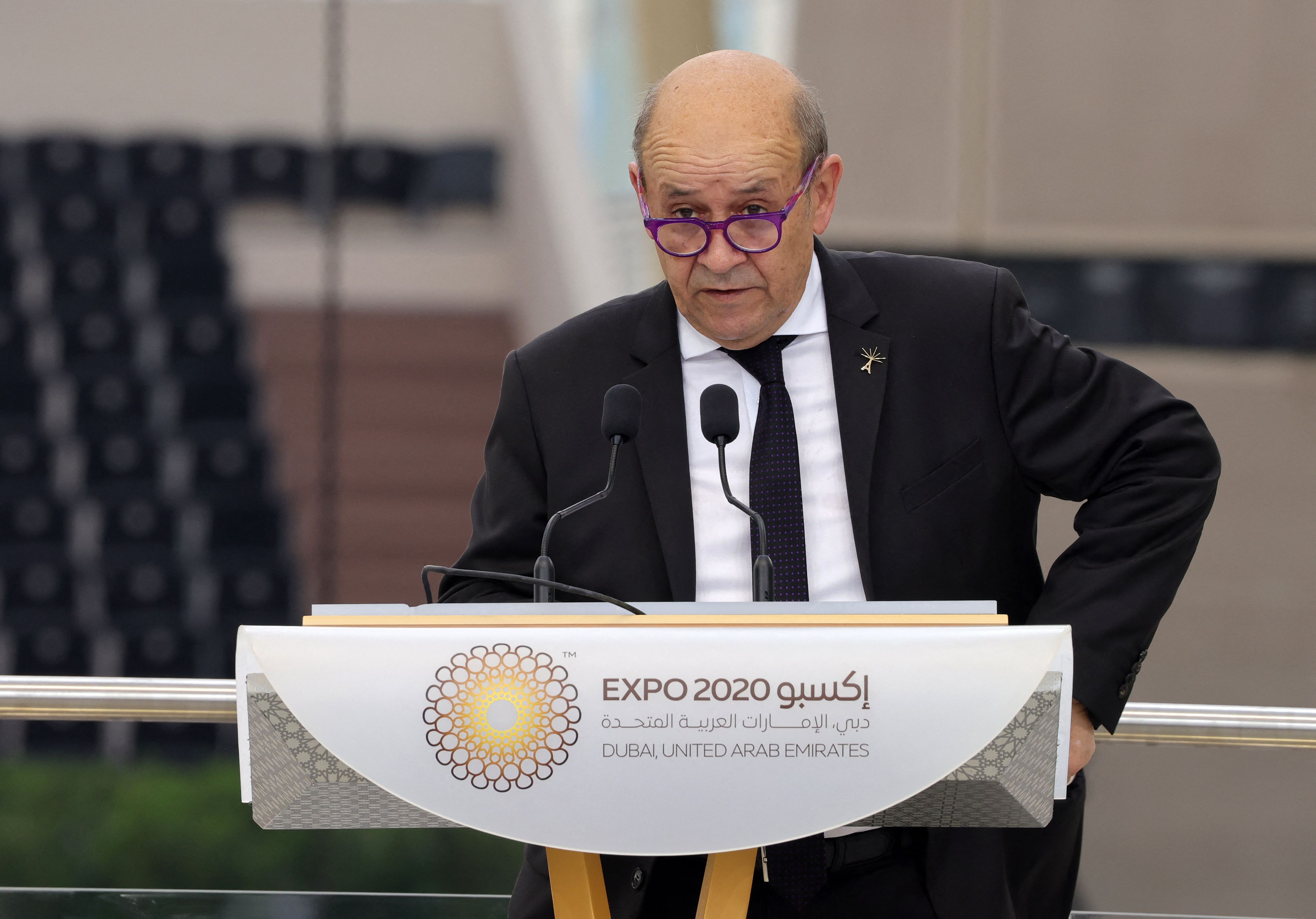 Menteri Luar Negeri Prancis Jean-Yves Le Drian saat berpidato di depan Pavilion Prancis pada Expo 2020 di Dubai, Uni Emirat Arab.
