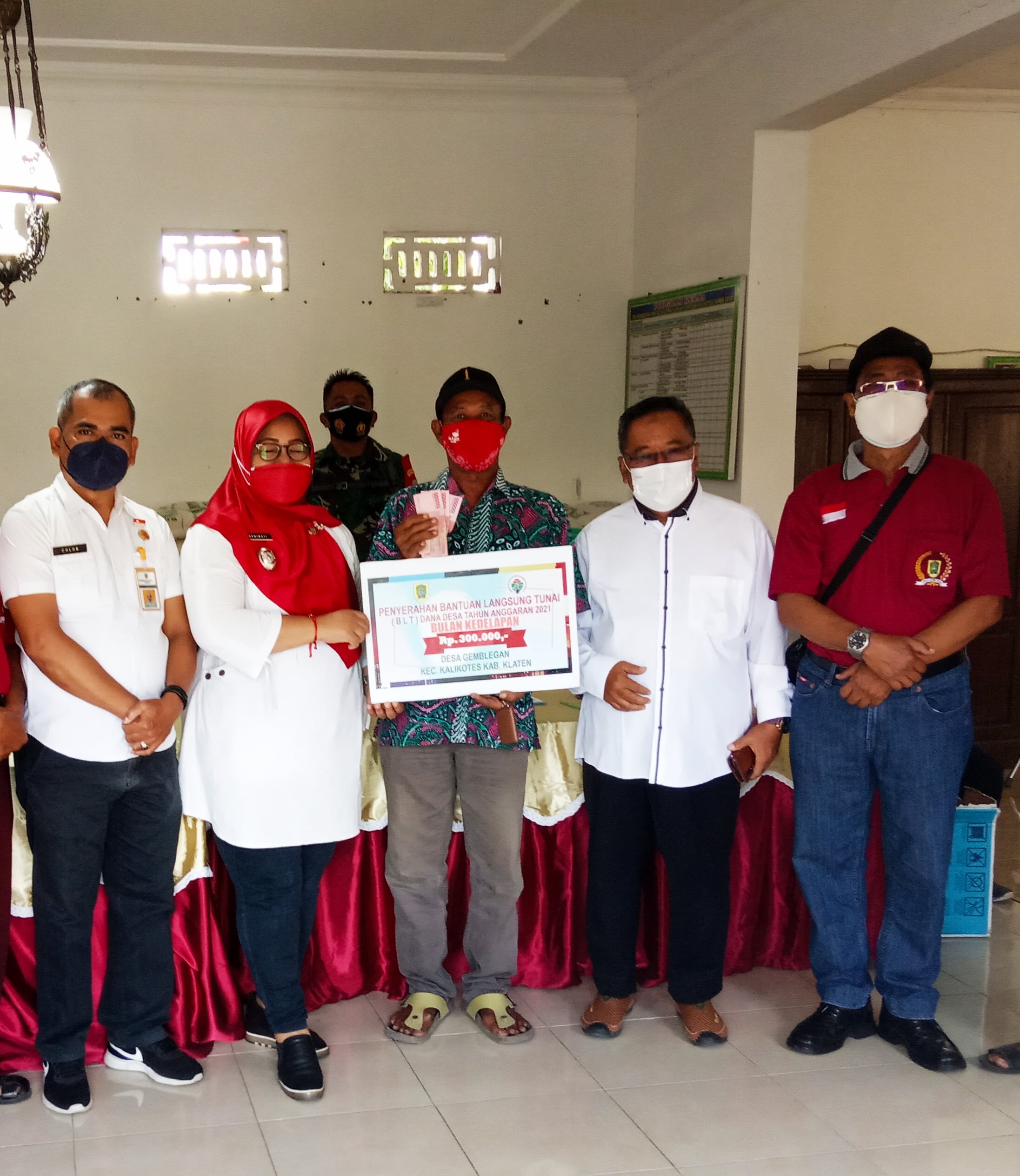 Penyaluran BLT DD di Balai Desa Gemblegan, Kecamatan Kalikotes Klaten, beberapa waktu lalu.. 