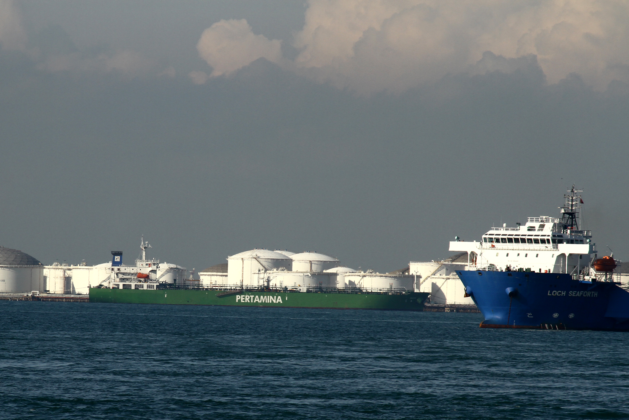 Kapal tanker Pertamina berlabuh di Pelabuhan Jurong, Singapura