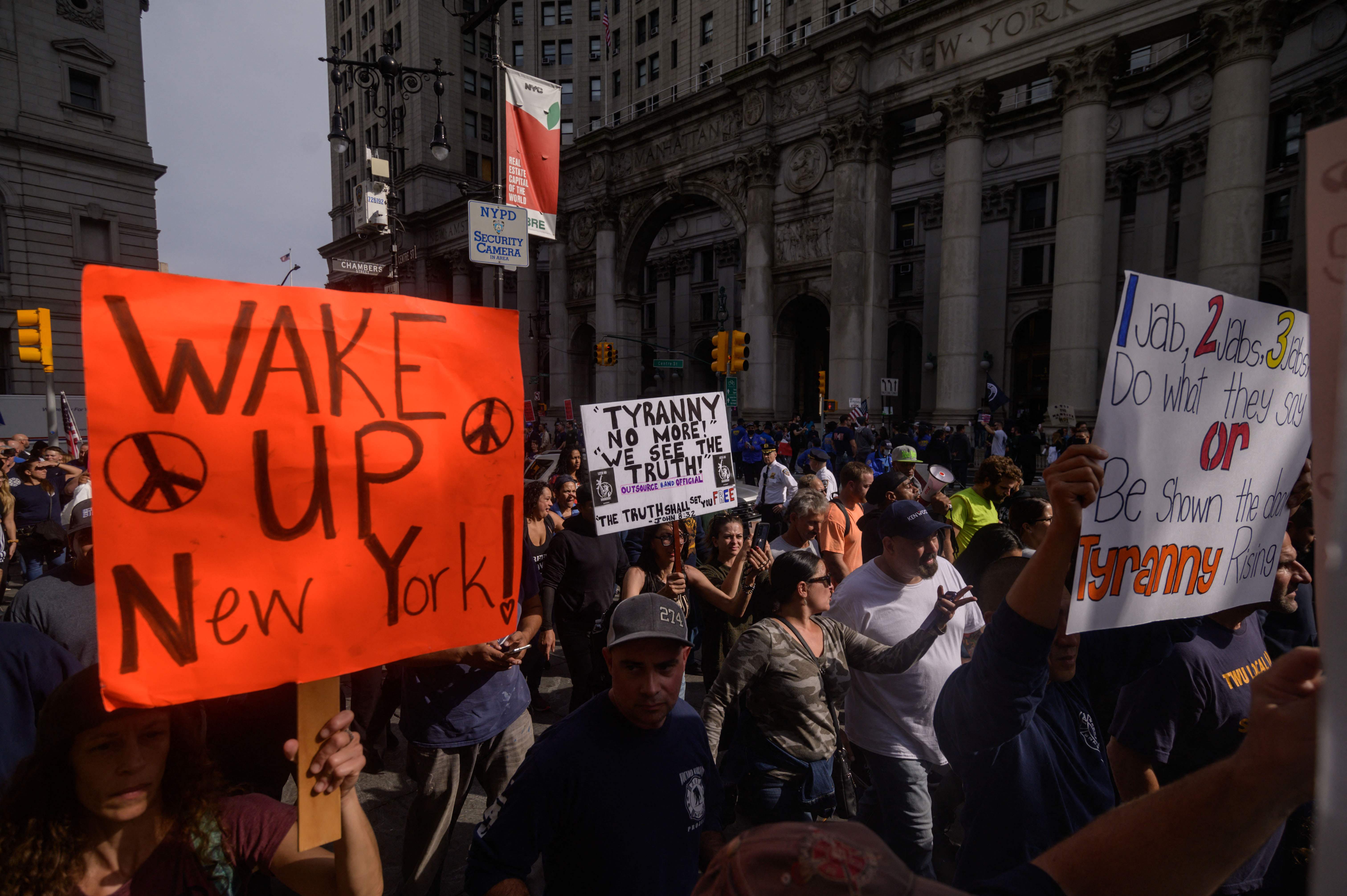 Pegawai Kota New York, mayoritas pemadam kebakaran, memprotes aturan yang mewajibkan mereka divaksin covid-19.