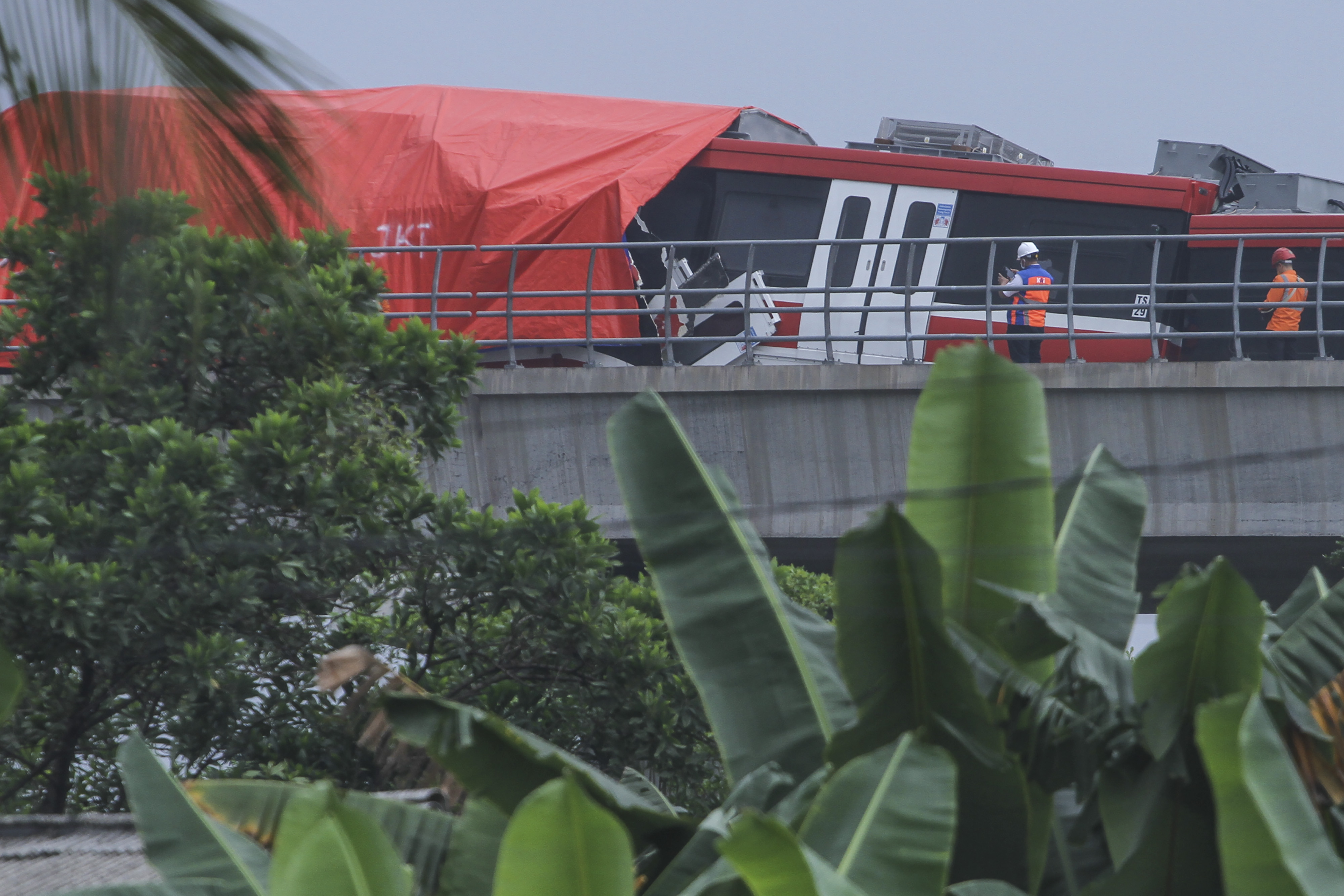 Petugas memeriksa gerbong kereta LRT yang mengalami kecelakaan di ruas Cibubur-TMII, Jakarta.