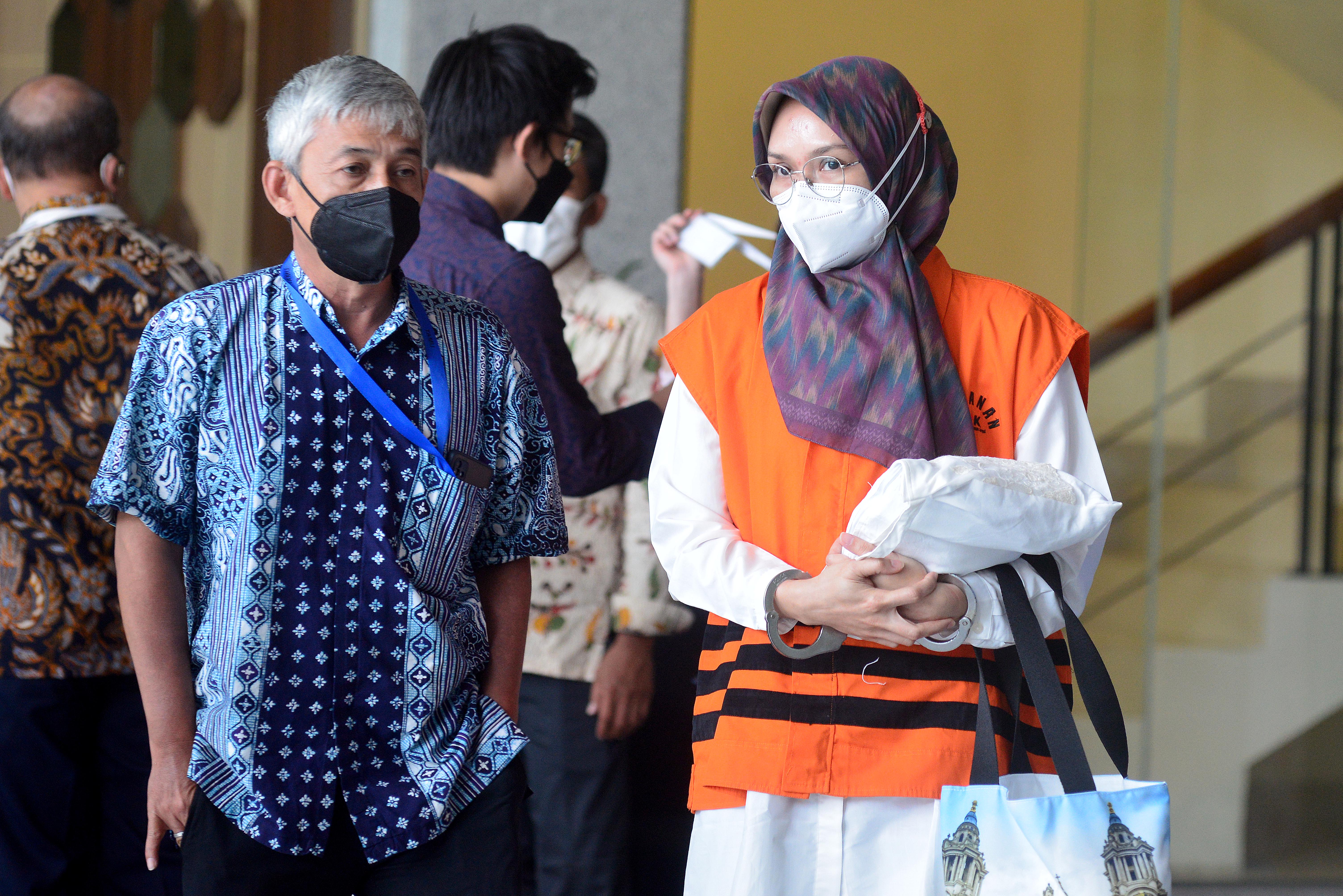 Bupati non-aktif Probolinggo, Puput Tantriana Sari (kanan).