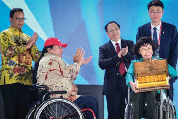 Presiden Paralympic Committee Indonesia Senny Marbun (kedua dari kiri) menyerahkan kotak bertuliskan kata Ability 