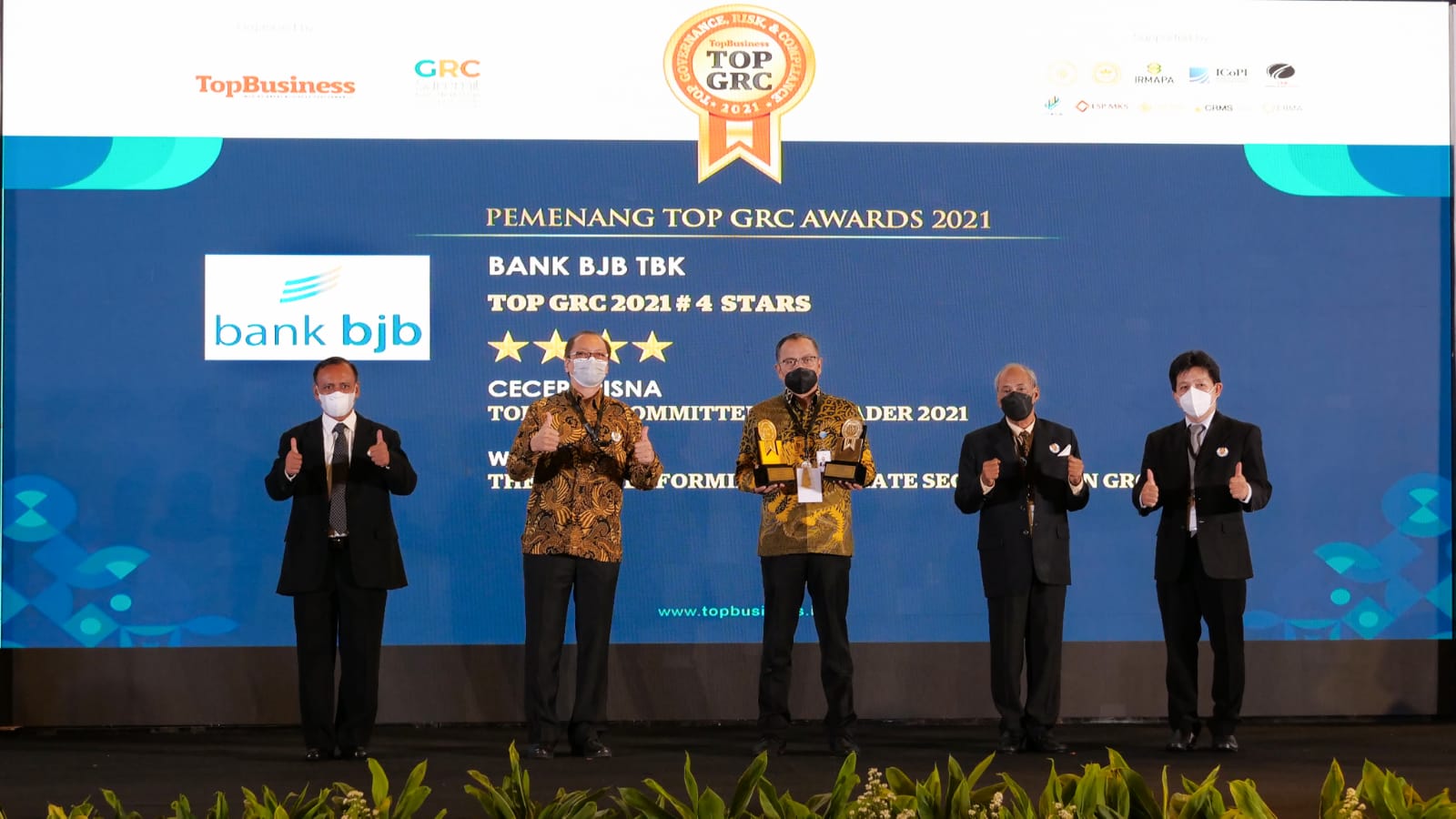 Bank bjb beserta jajaran manajemennya berhasil meraih tiga penghargaan TOP GRC Awards 2021.