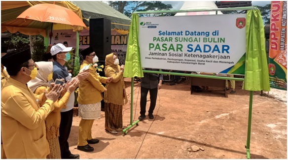 Bupati Kobar Nurhidayah bersama perwakilan Pemkab Kobar meresmikan Pasar Sungai Bulin. 