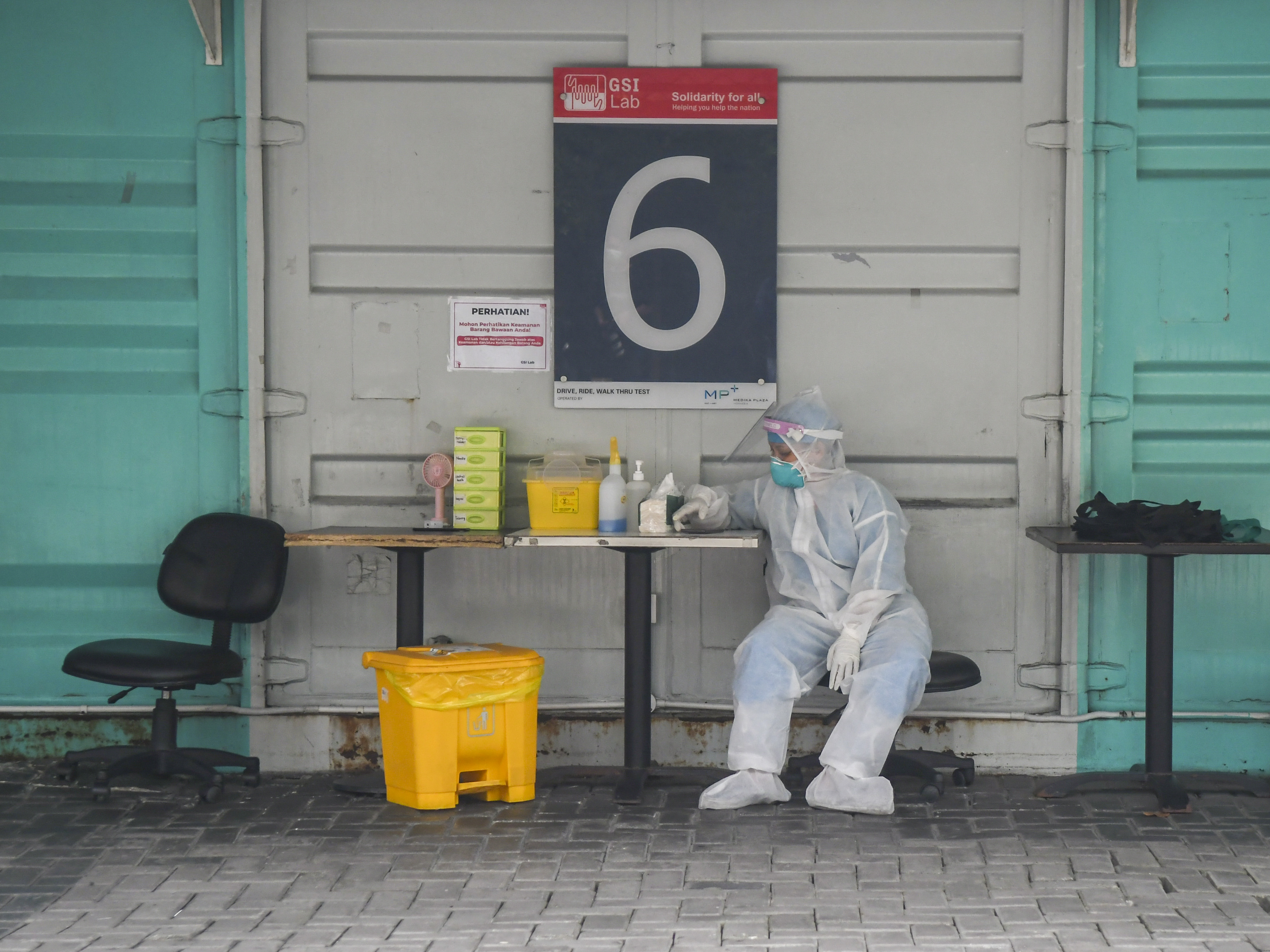 etugas kesehatan menunggu pasien tes usap PCR di Jakarta