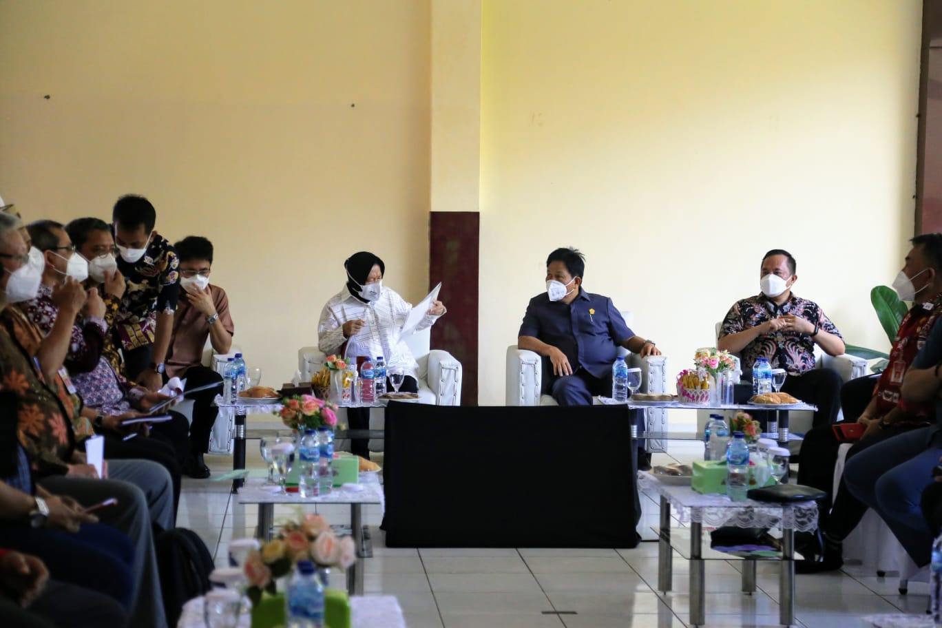 Mensos Tri Rismaharini (kiri).