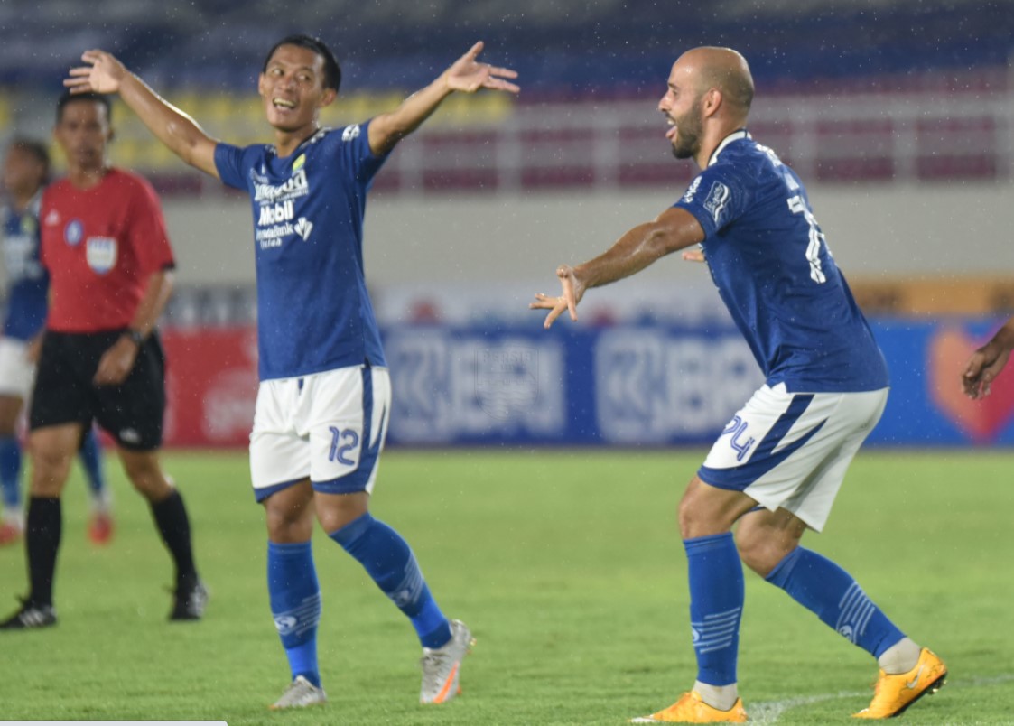 Penyerang Persib Mohammed Bassim Rashid (kanan) melakukan selebrasi dengan menari jaipongan di laga Liga 1.