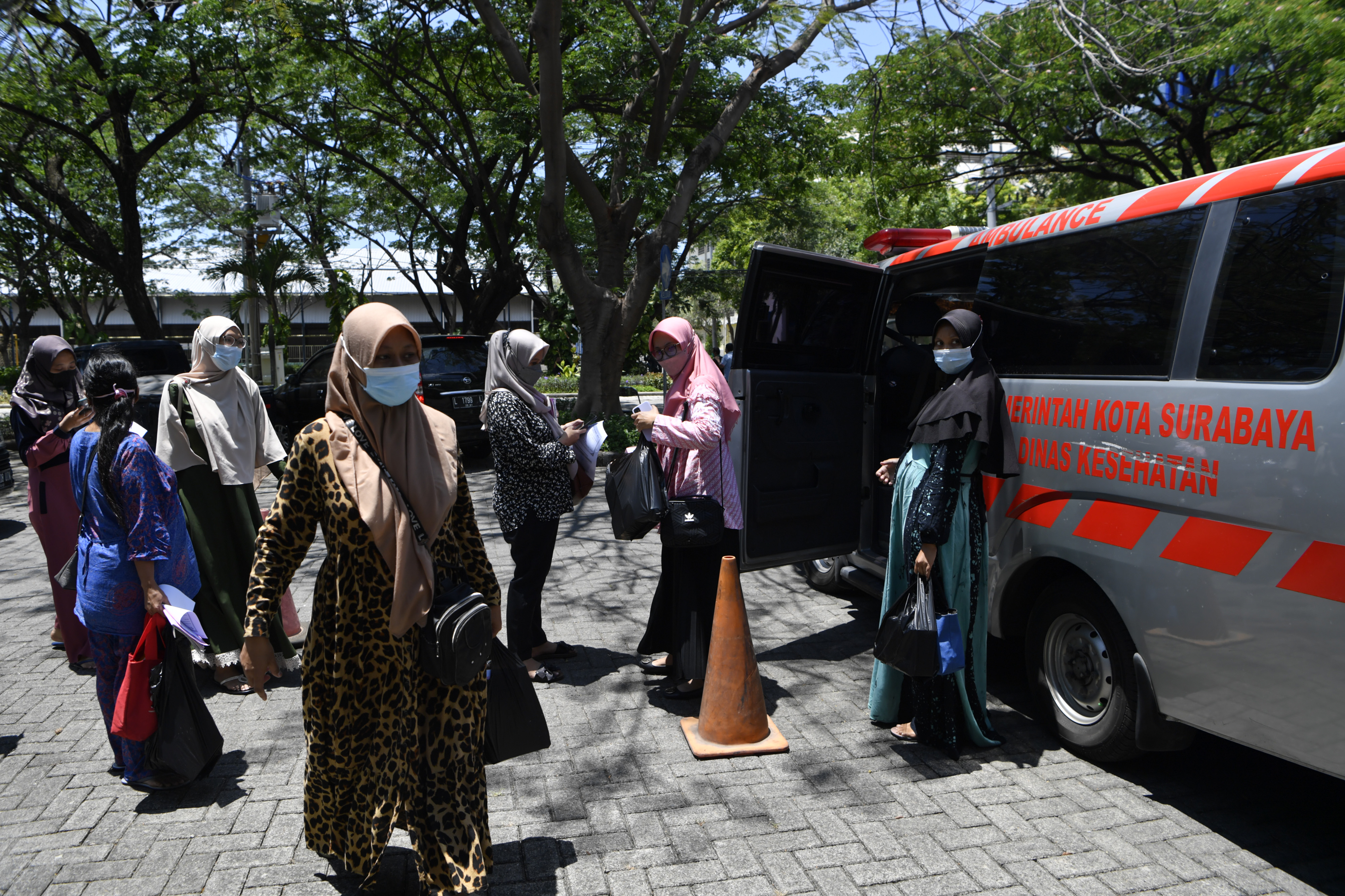 Sejumlah ibu hamil di Surabaya, Jawa Timur, mengikuti vaksinasi