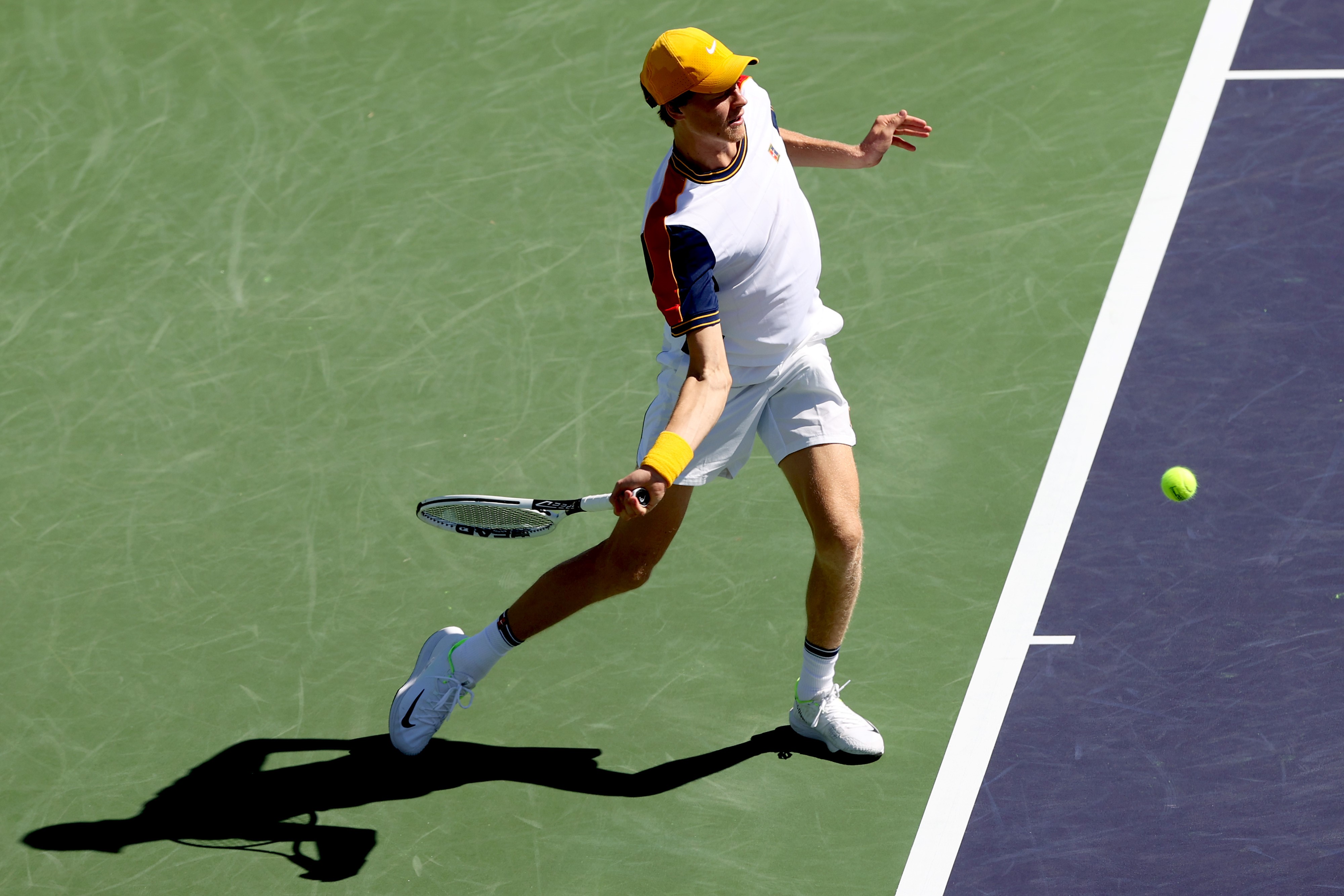 Ilustrasi atlet saat berlaga di pertandingan tenis.