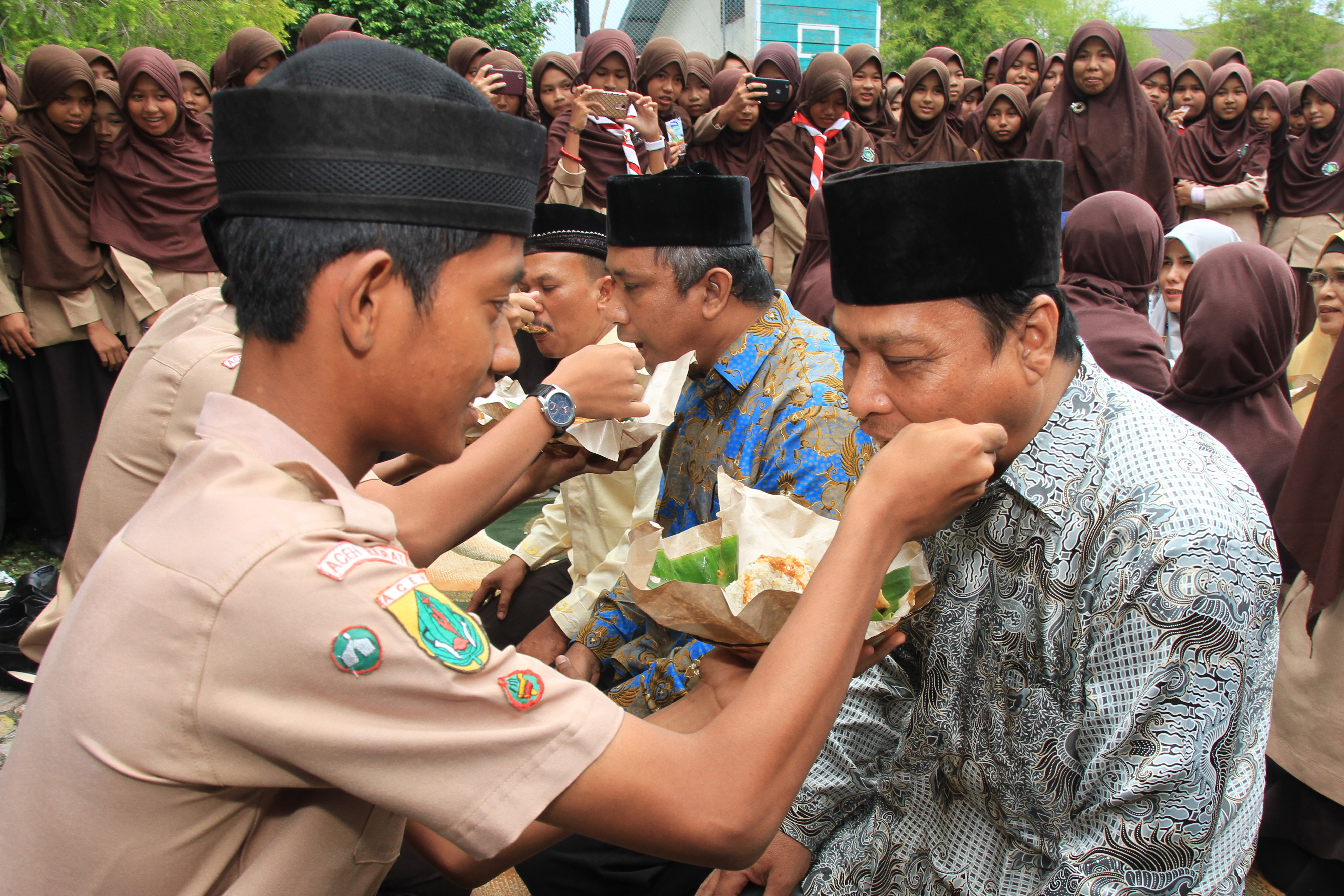 HARI GURU NASIONAL: Sejumlah siswa menyuapkan nasi kepada guru saat peringatan Hari Guru Nasional (HGN) di MTs Negeri 3 Aceh Barat.