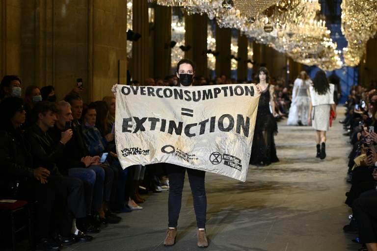 Aksi demonstran di peragaan busana Louis Vuitton saat Paris Fashion Week