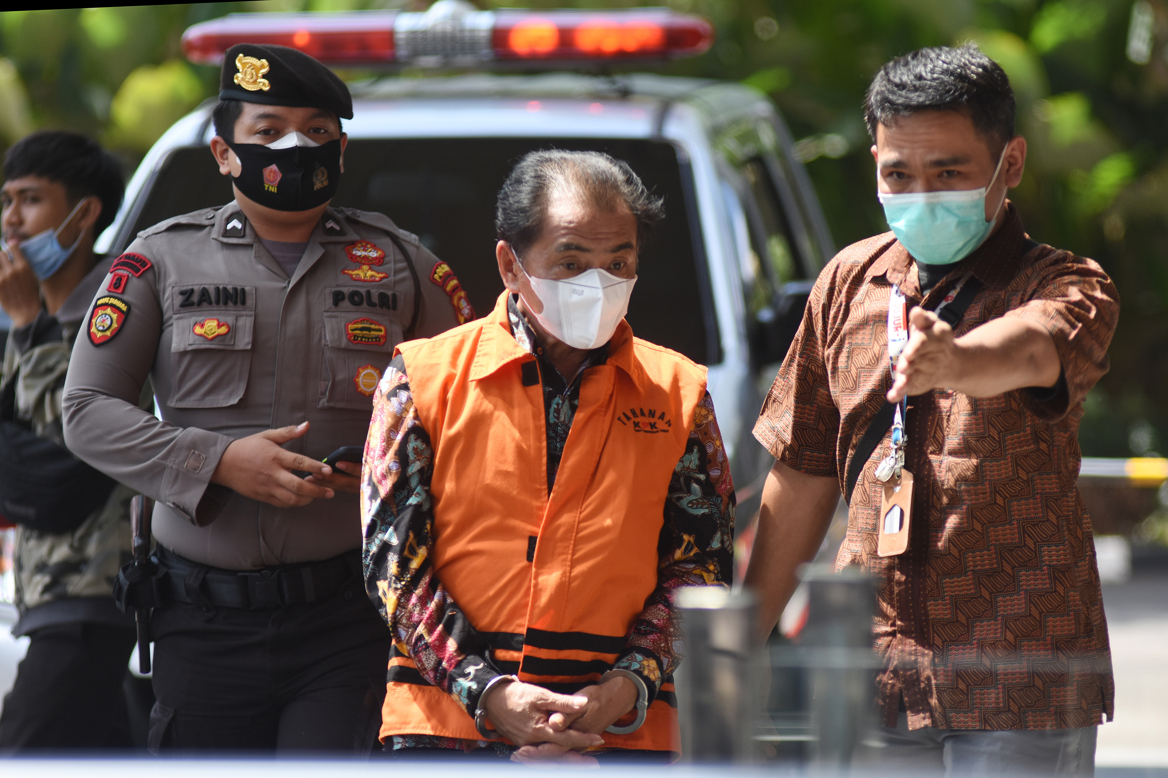 Tersangka Bupati Banjarnegara nonaktif Budhi Sarwono saat memasuki gedung KPK, Jakarta.