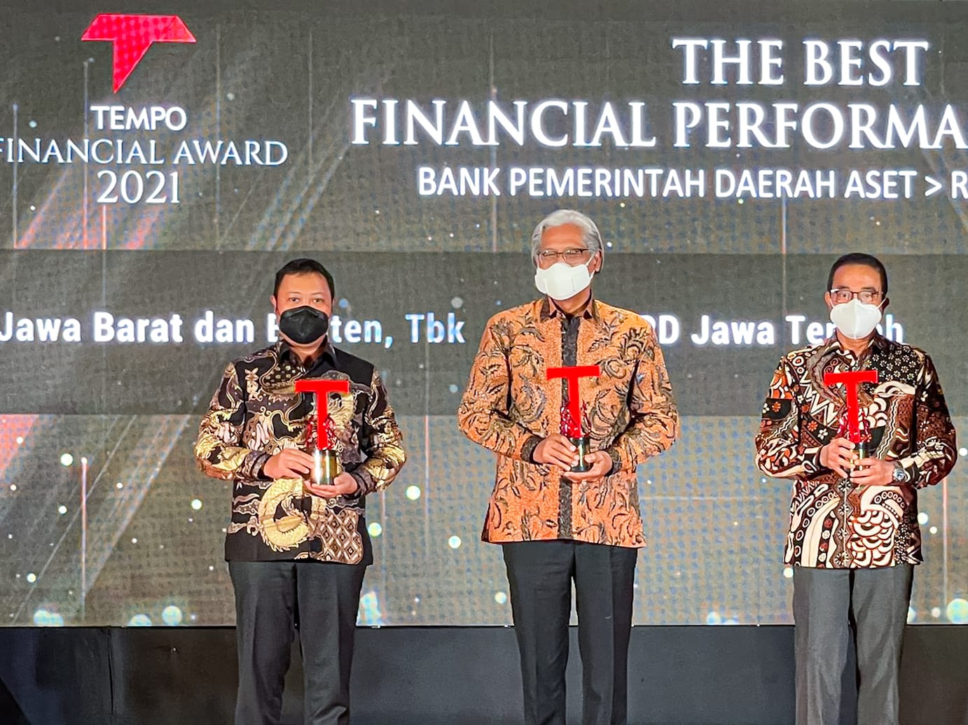 Direktur IT, Treasury & International Banking bank bjb Rio Lanasier (Kiri) menerima penghargaan The Best Financial Performance Bank.