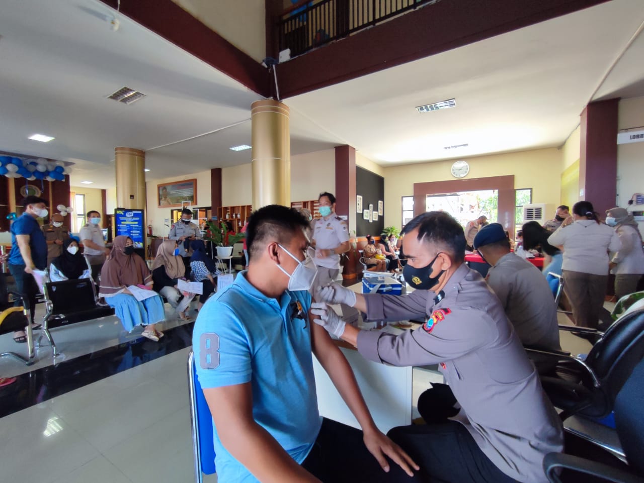 Karantina Pertanian Manado bekerja sama dengan Satuan Brimob Polda Sulut menggelar kegiatan vaksinasi Covid-19 massal.