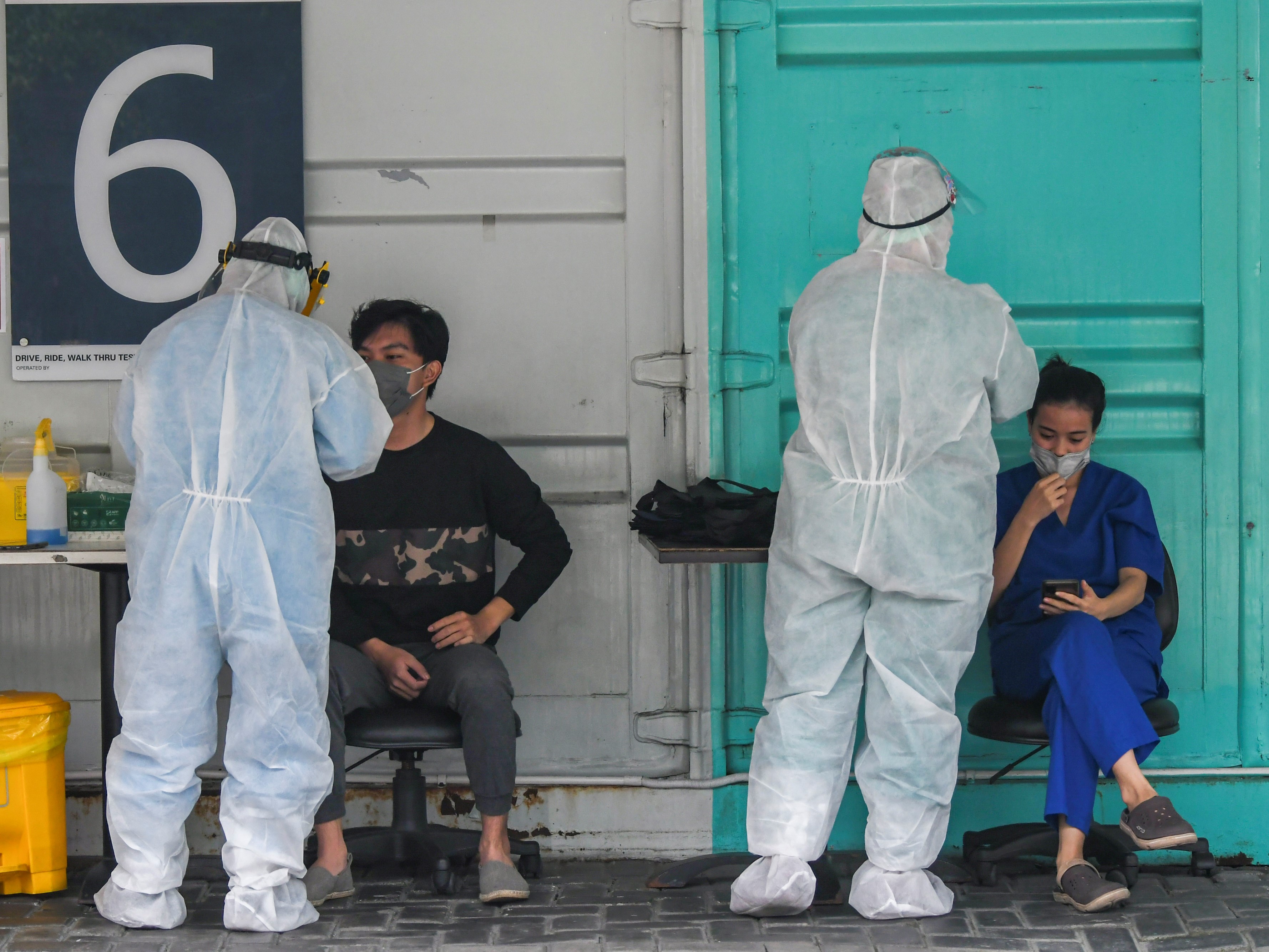 Petugas kesehatan melakukan tes usap PCR di Jakarta, Senin (25/10).