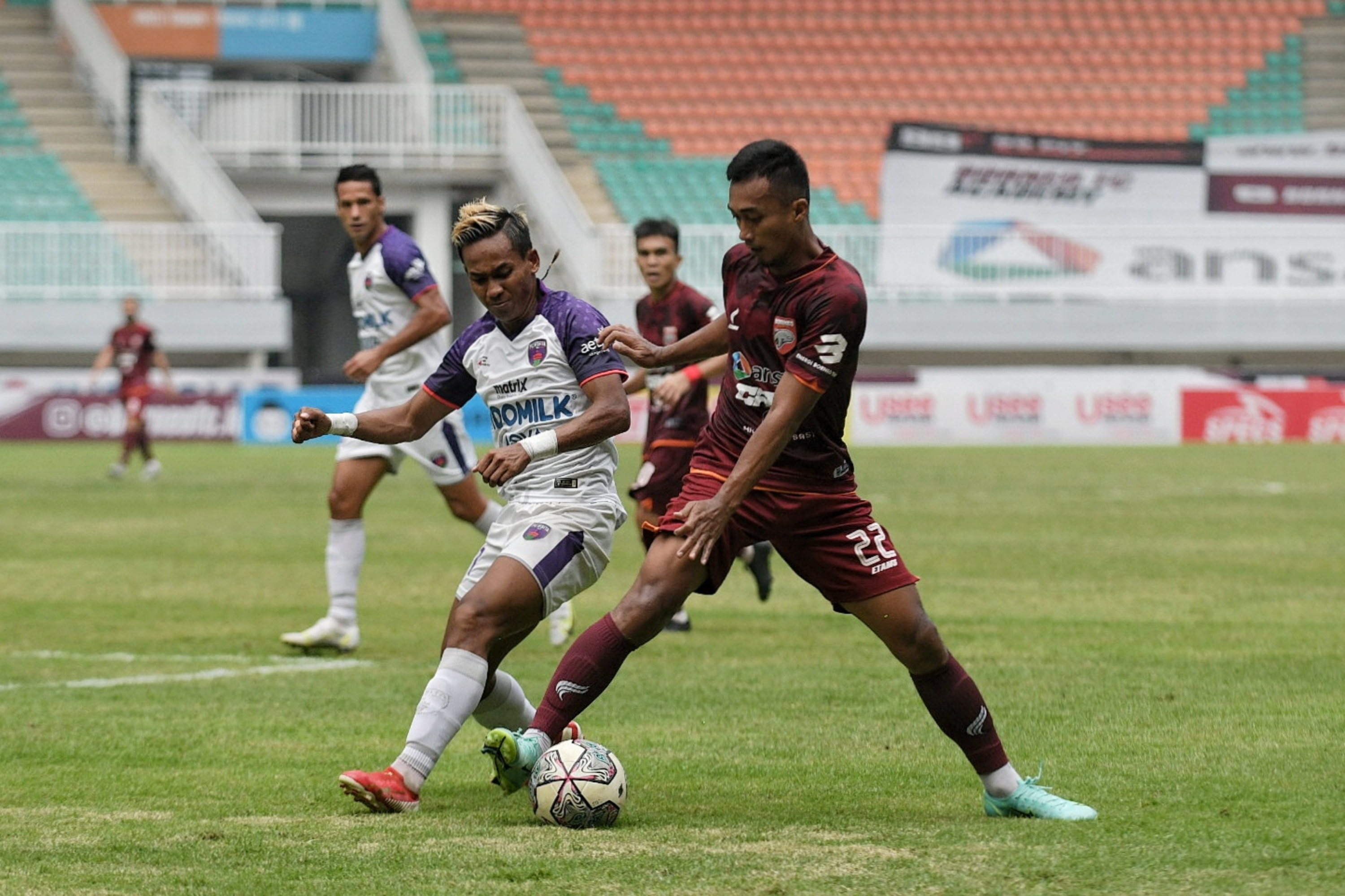 Gelandang Borneo FC Sultan Samma (kanan)