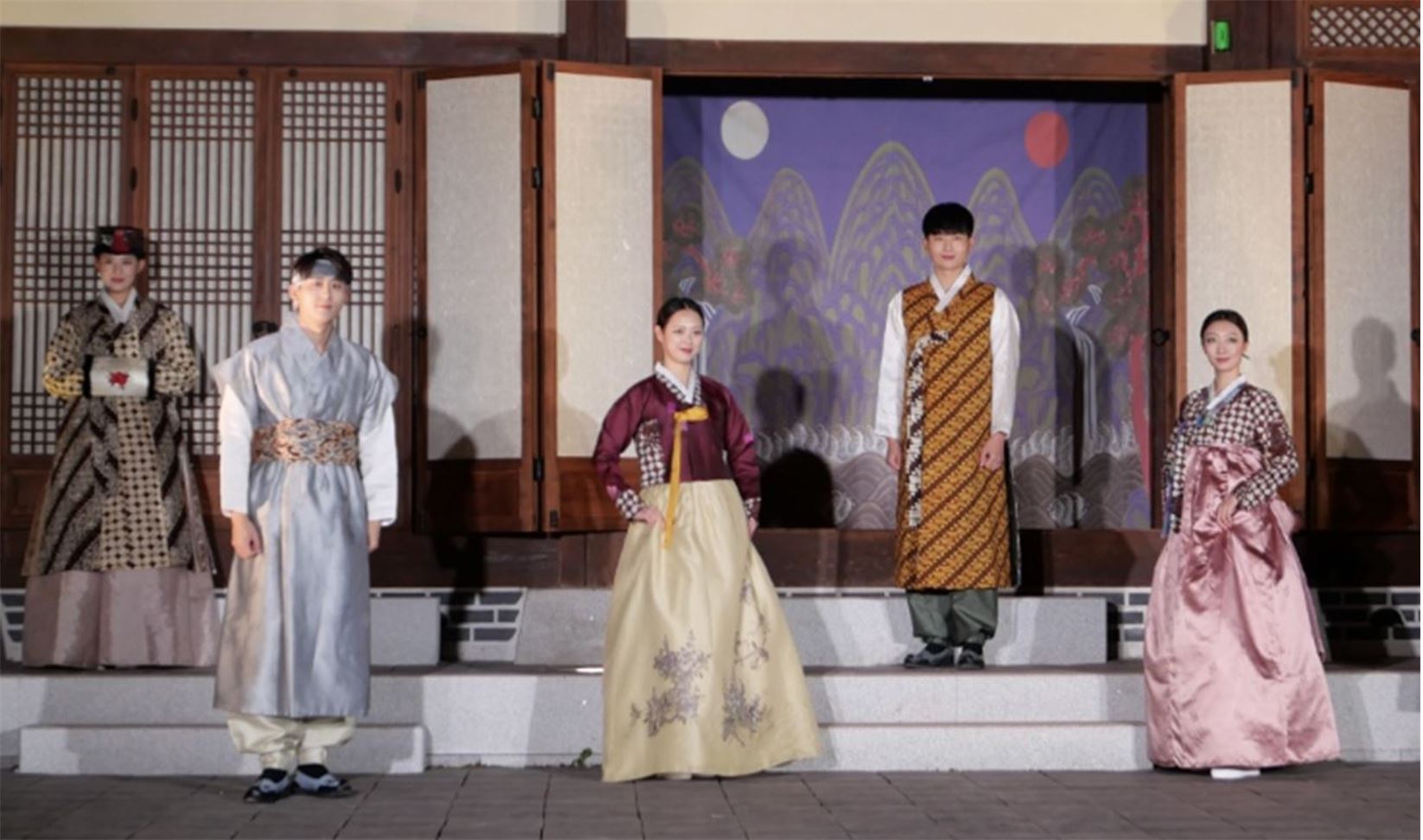 Peragaan busana Hanbok yang dibuat dari bahan batik.