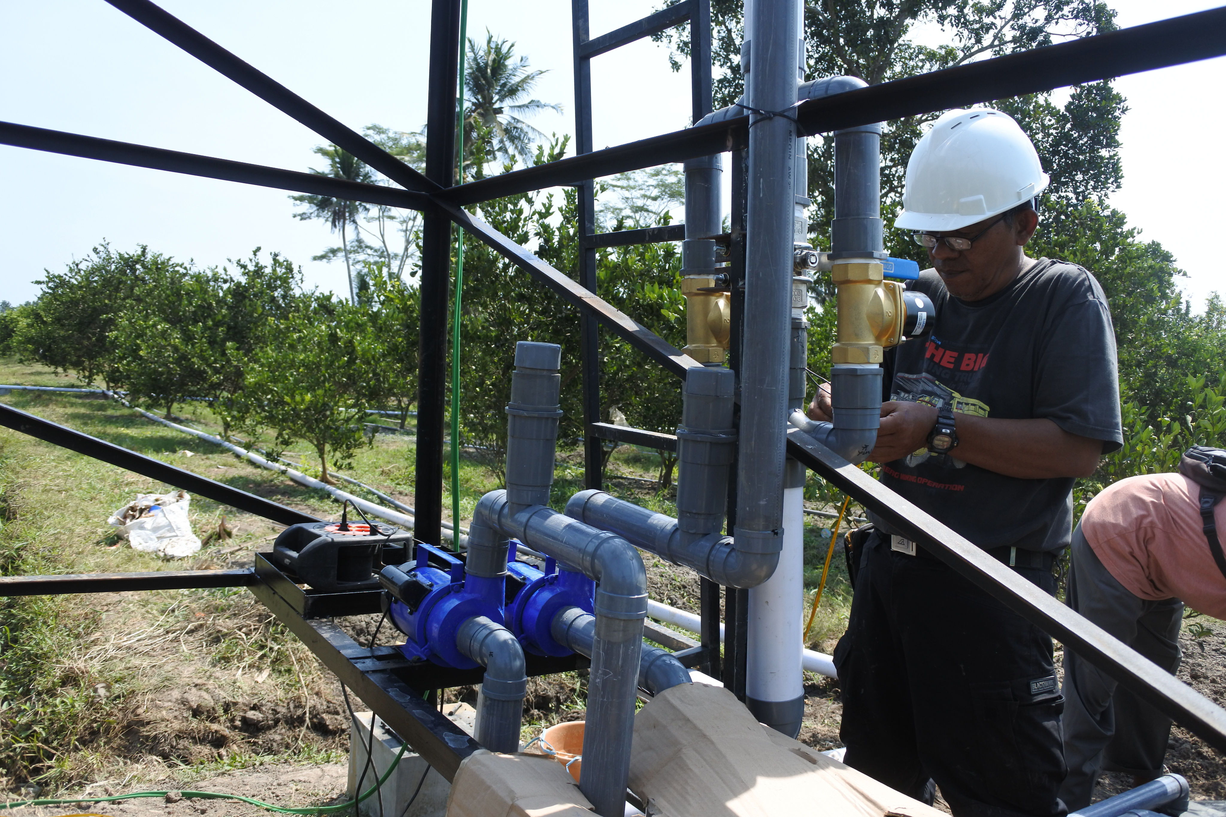 Tim riset Politeknik Negeri Jember (Polije) melakukan Desiminasi teknologi tepat guna pemupukan dan pengairan tanaman jeruk 