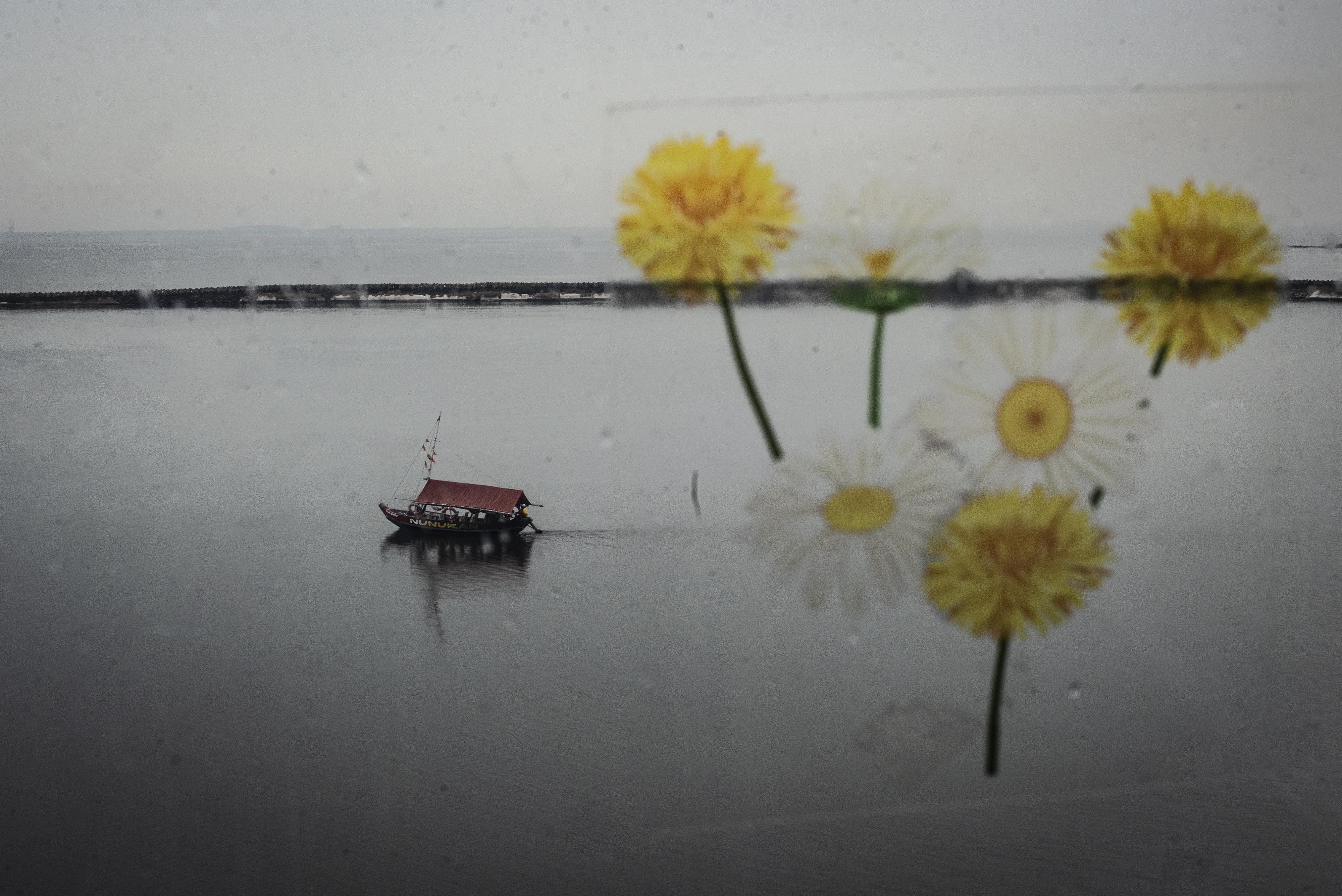 Kapal wisata melintas di perairan Taman Impian Jaya Ancol, Jakarta.