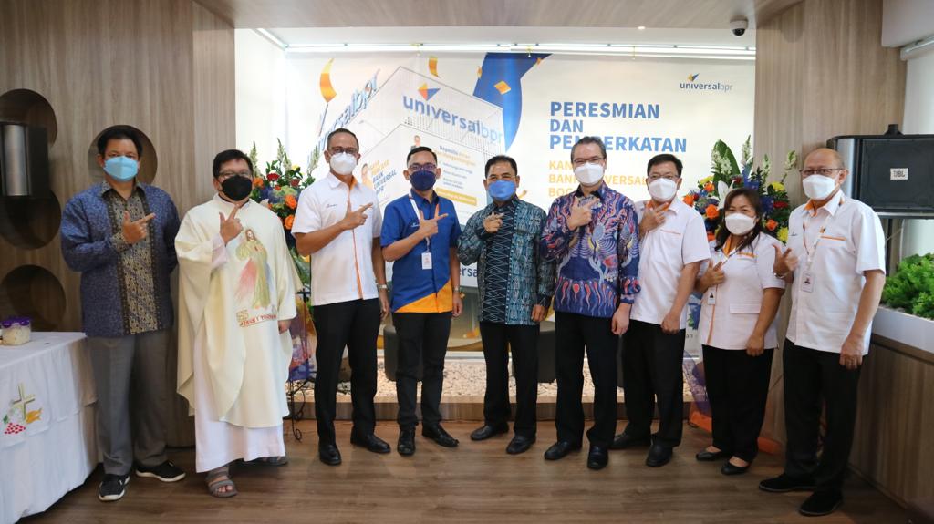 Acara pembukaan kantor cabang  Bank Universal BPR  di Kota Bogor, Jawa Barat.