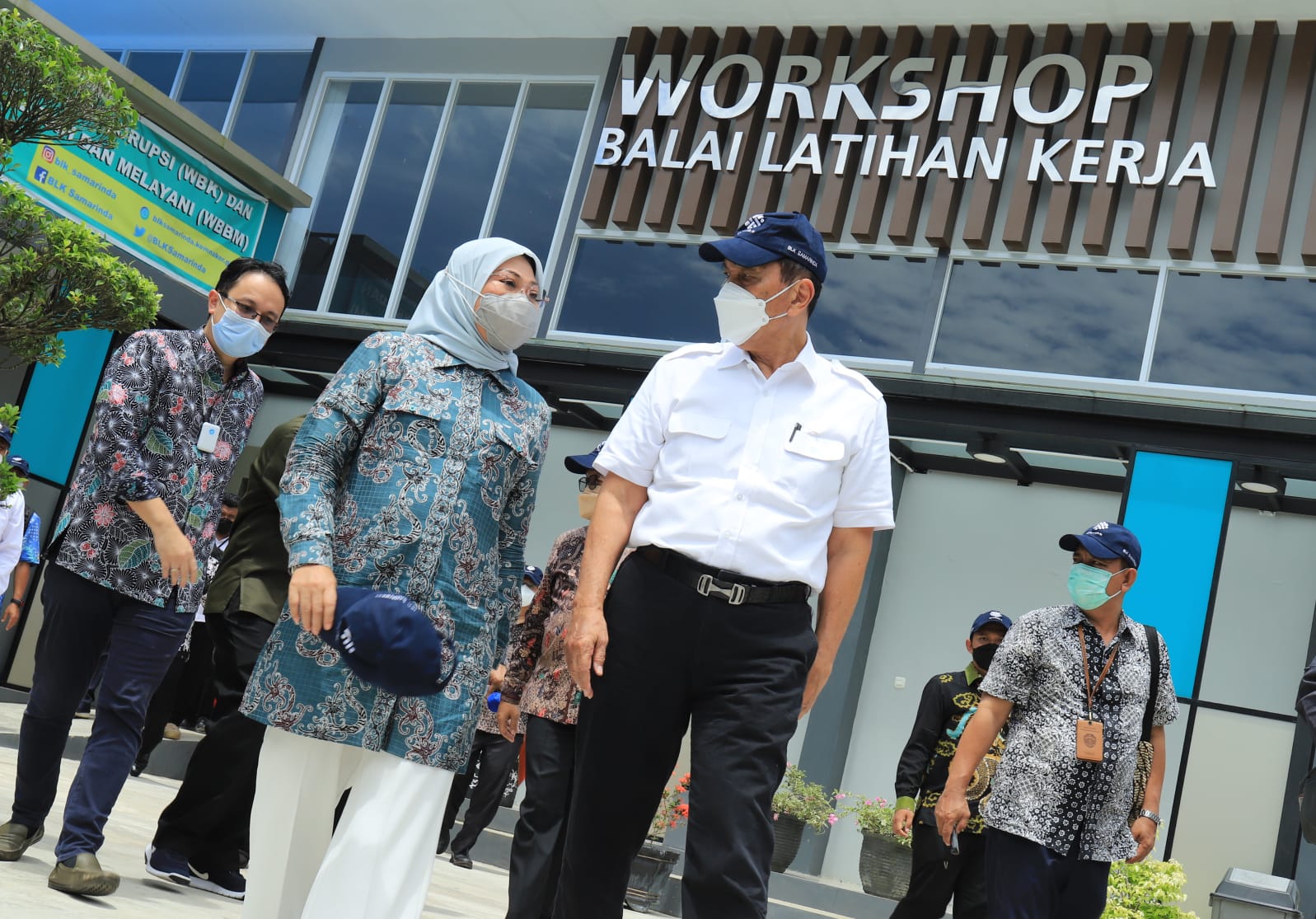 Menaker Ida Fauziyah mendampingi Menko Marves Luhut Binsar Pandjaitan mengunjungi Balai Latihan Kerja (BLK) Samarinda, Kaltim.