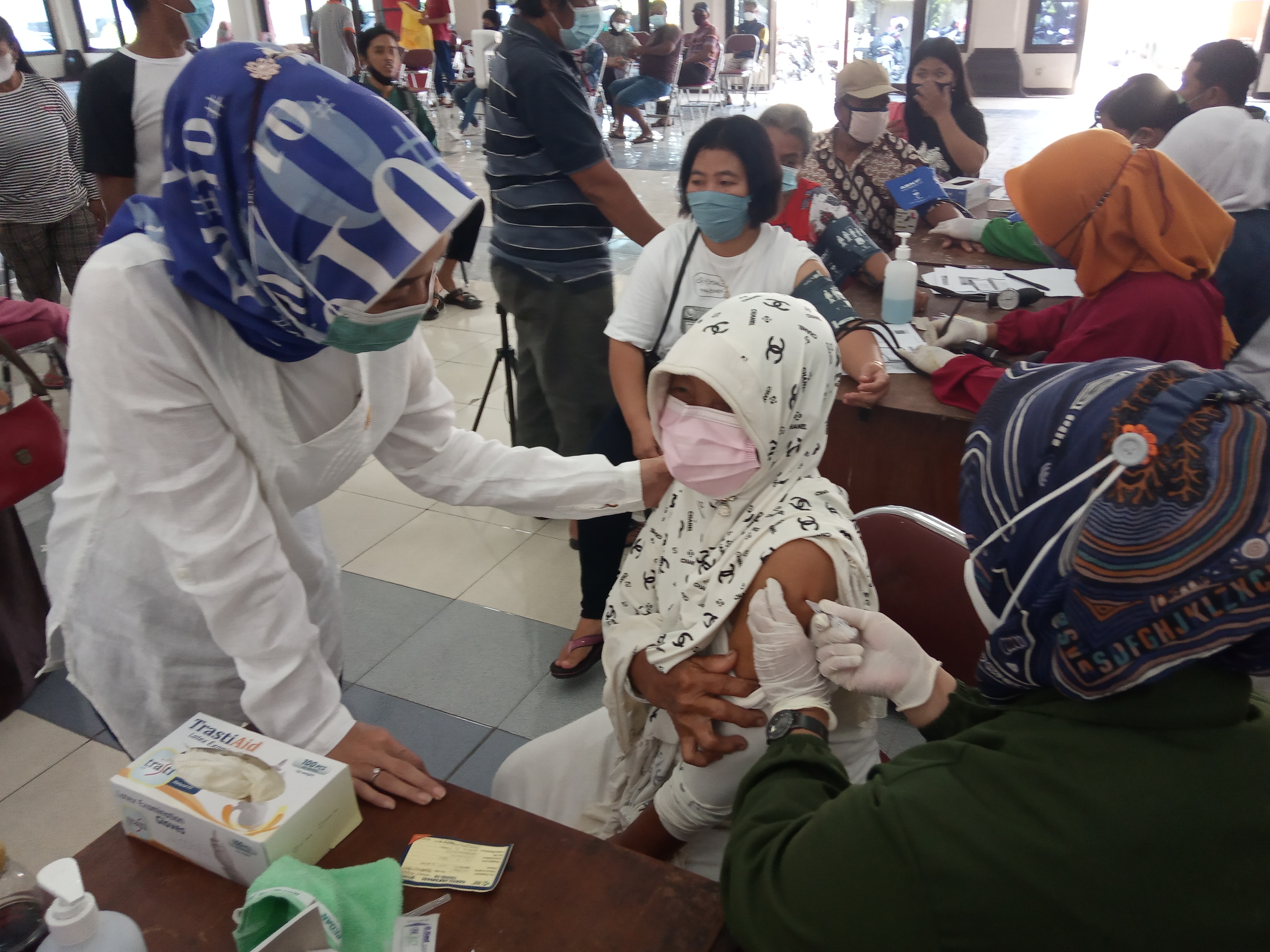 Anggota DPR RI Eva Yuliana berada di tengah warga yang tengah divaksinasi