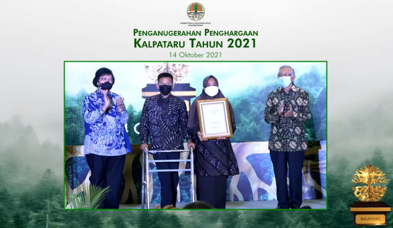 Menteri LHK Siti Nurbaya dalam penyerahan penghargaan Kalapataru 2021 di Jakarta, Kamis (14/10/2021)