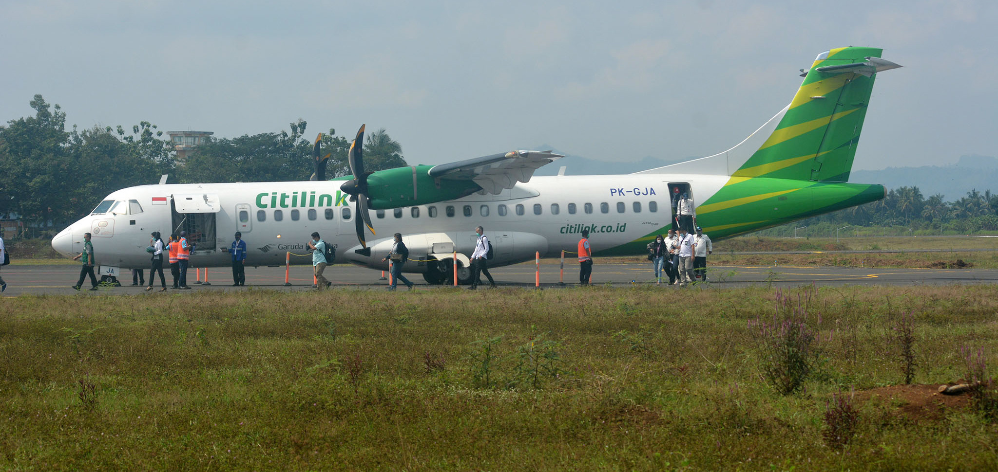 Pesawat Citilink ATR 72-600 menurunkan penumpang di Bandara JBS Purbalingga.