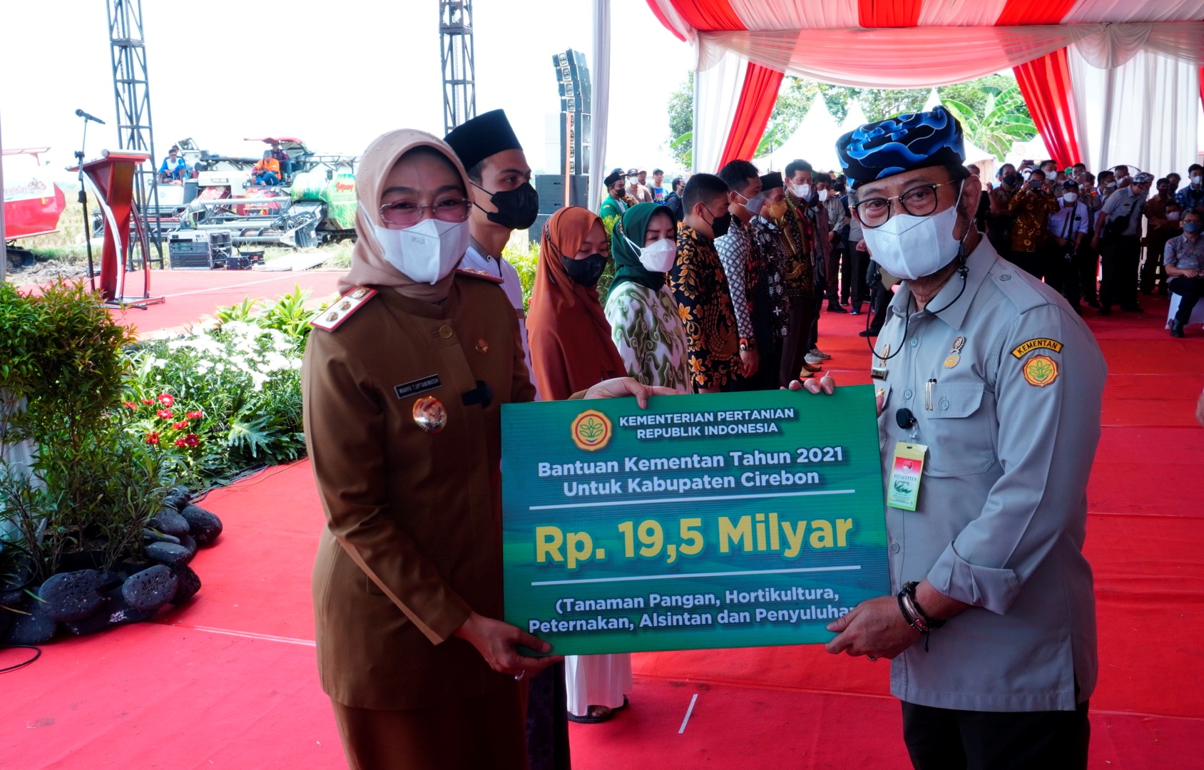 Menteri Pertanian Syahrul Yasin Limpo menyerahkan bantuan secara simbolis kepada Wakil Bupati Cirebon Wahyu Tjiptaningsih
