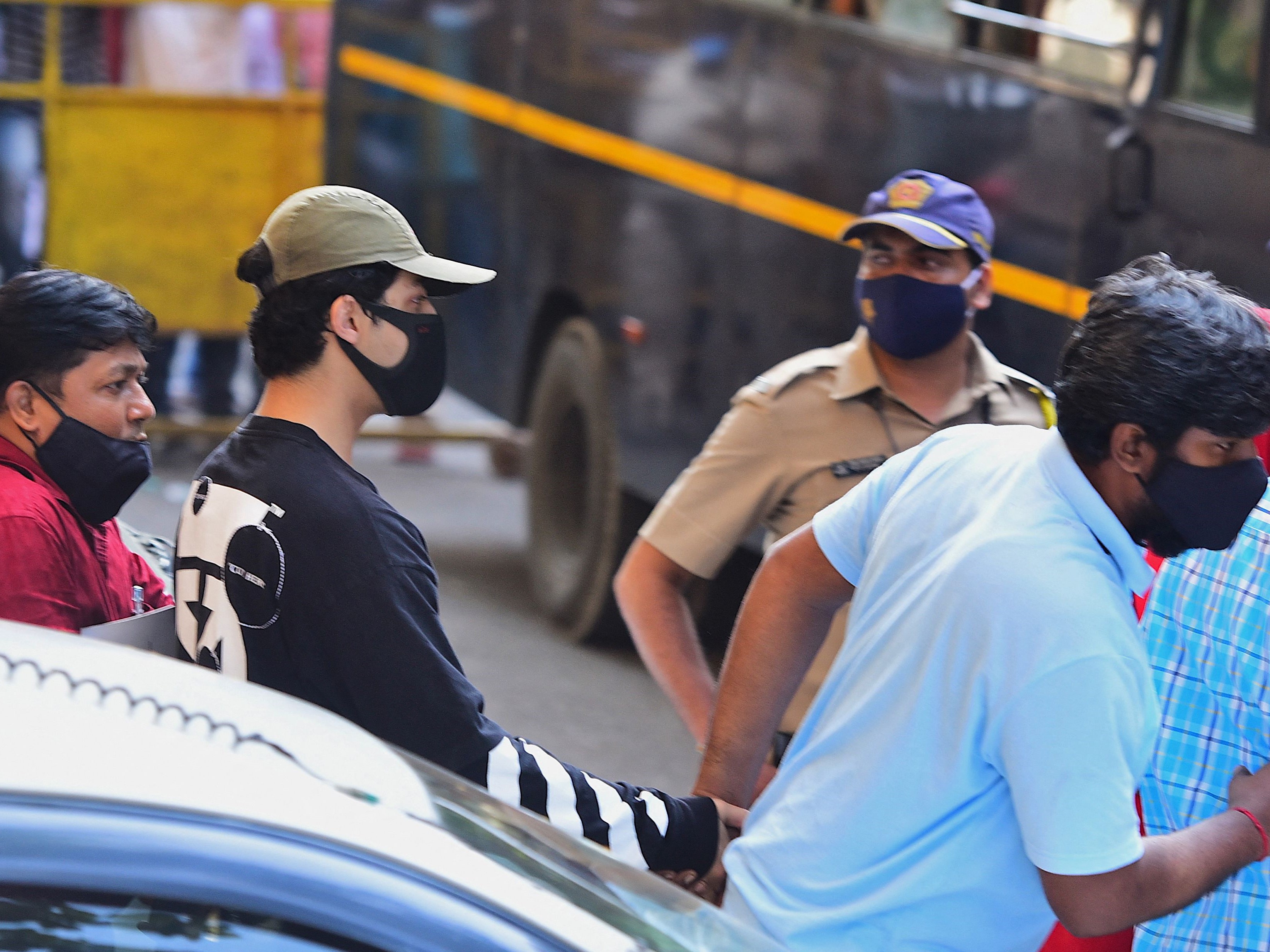 Aryan Khan (dua dari kiri).