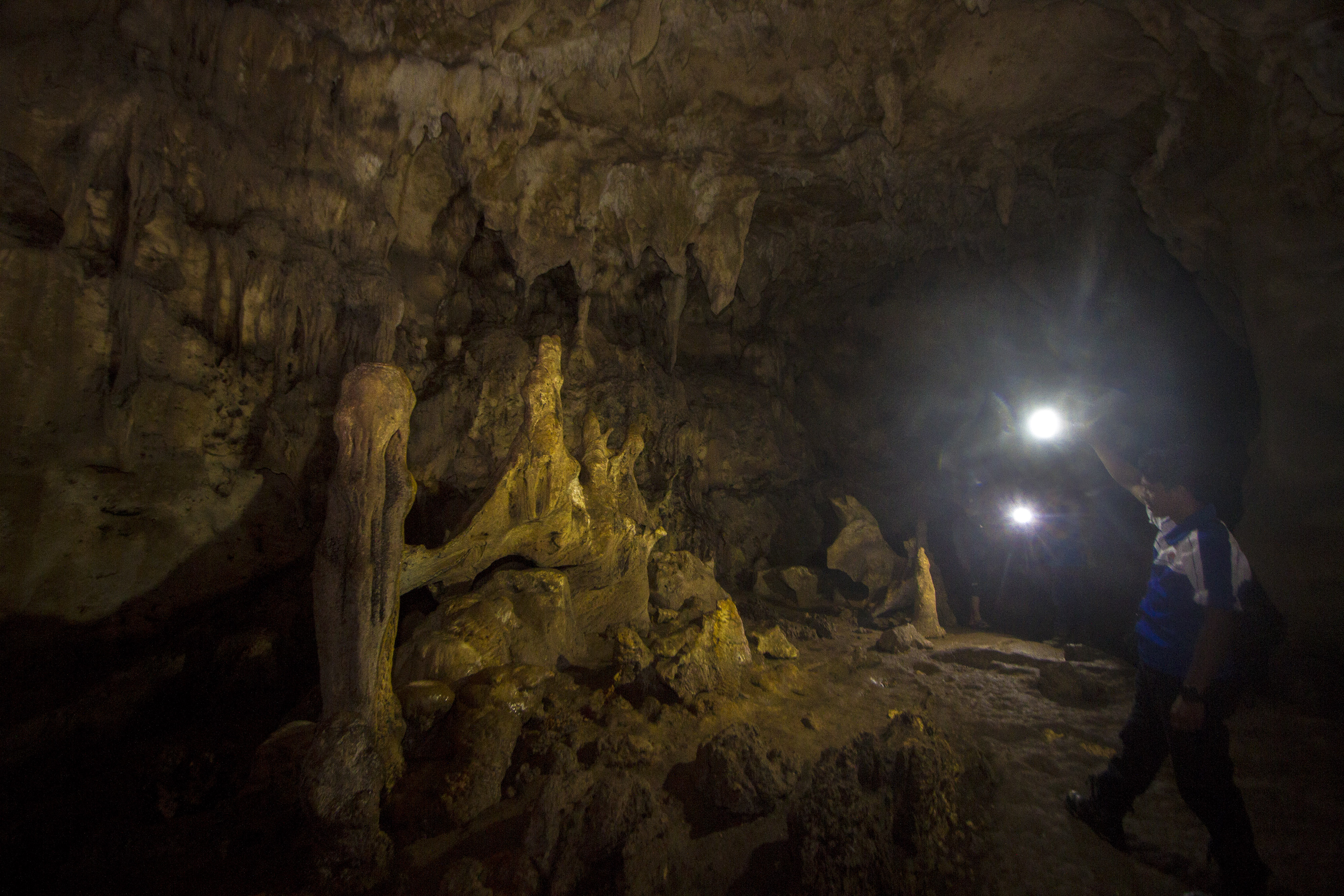  Pemandu wisata menunjukkan batuan stalagmit di goa Liang Tapah di Desa Geragata, Kabupaten Tabalong, Kalimantan Selatan.