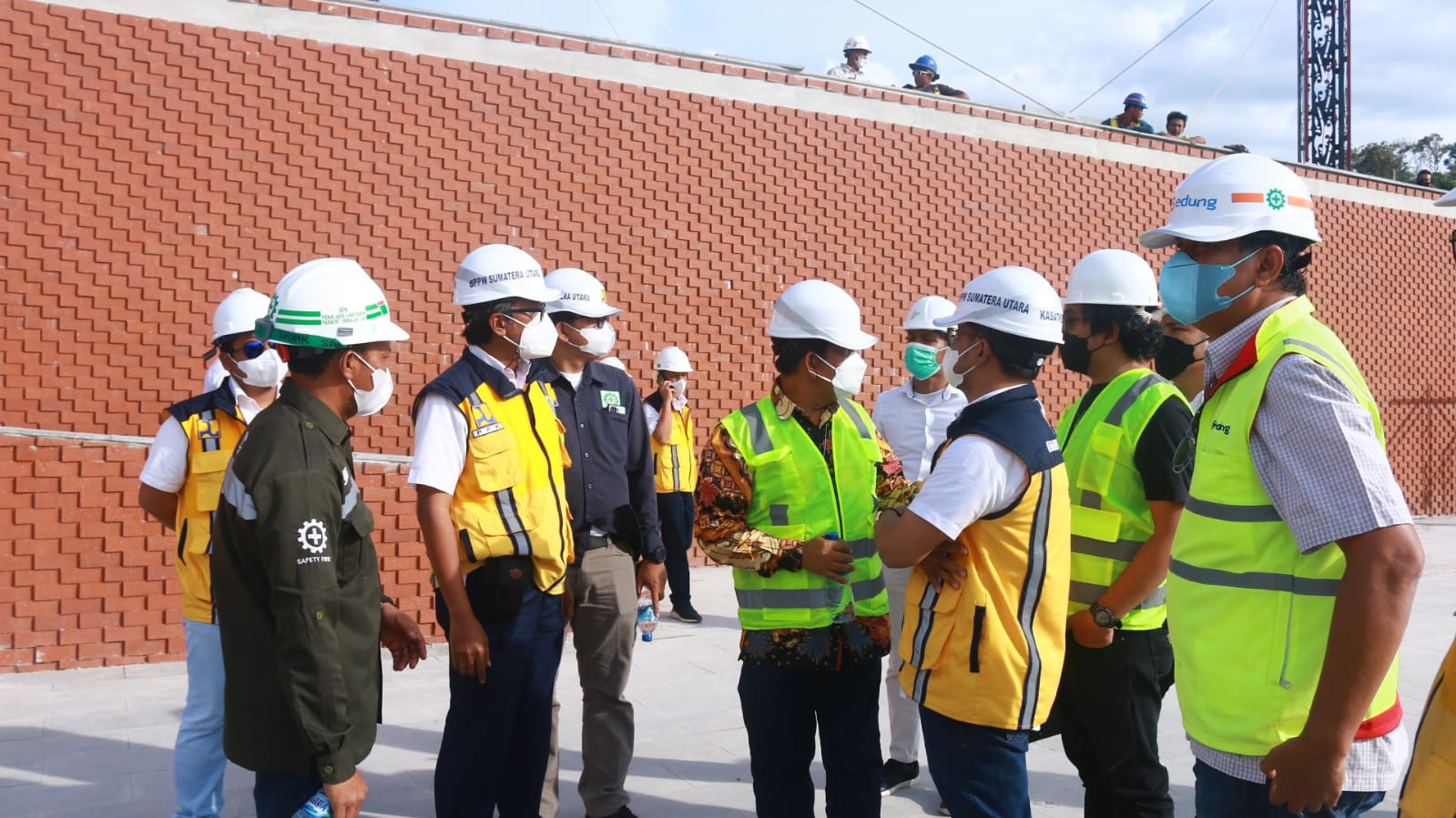Bupati Simalungun Radiapoh Hasiholan Sinaga, saat meninjau pembangunan proyek ruang terbuka publik pantai Parapat, Kamis (14/10)