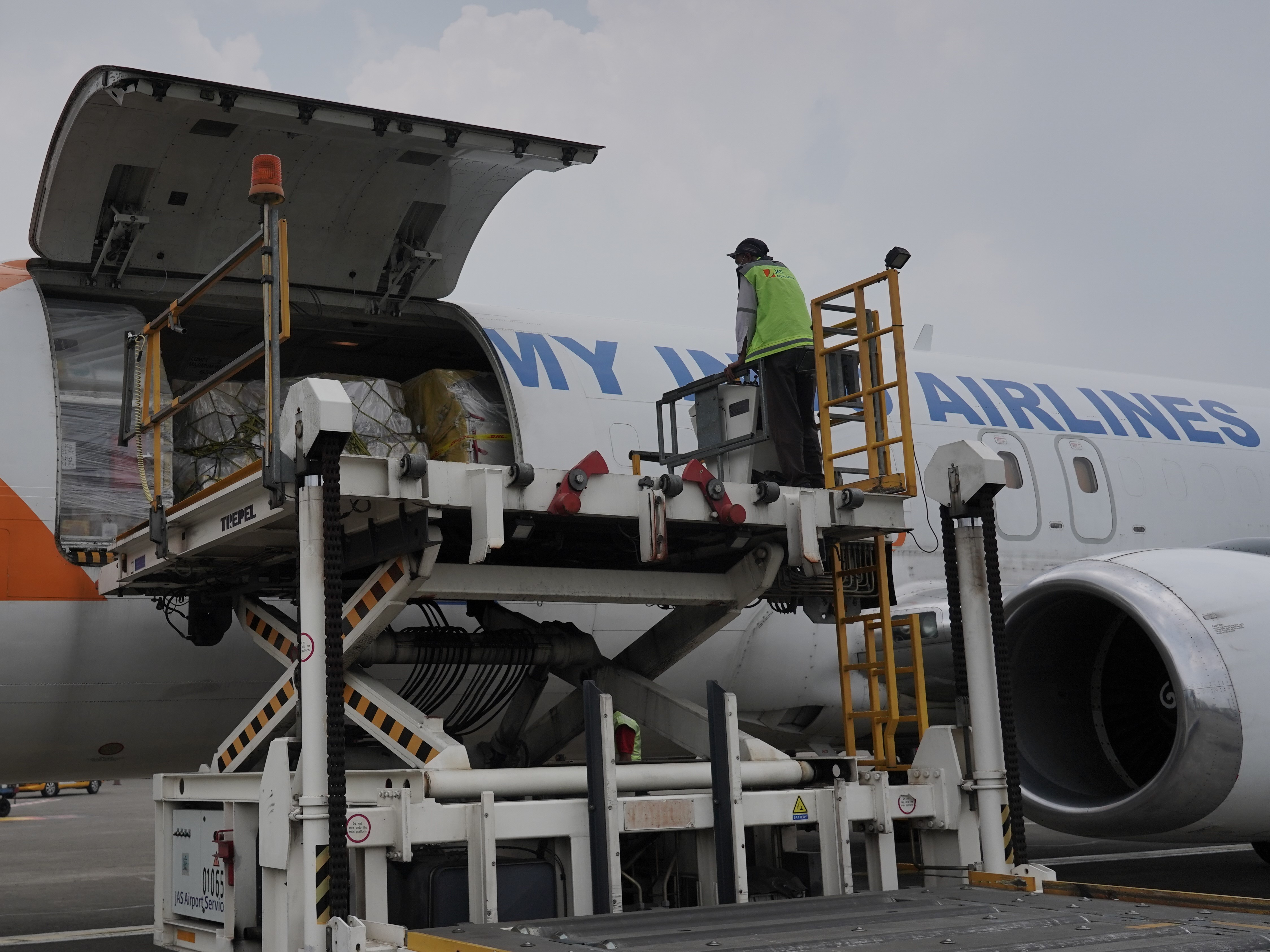 Pemerintah mengajak seluruh masyarakat segera divaksinasi, tidak perlu pilih-pilih vaksin, karena semua vaksin aman dan berkhasiat.