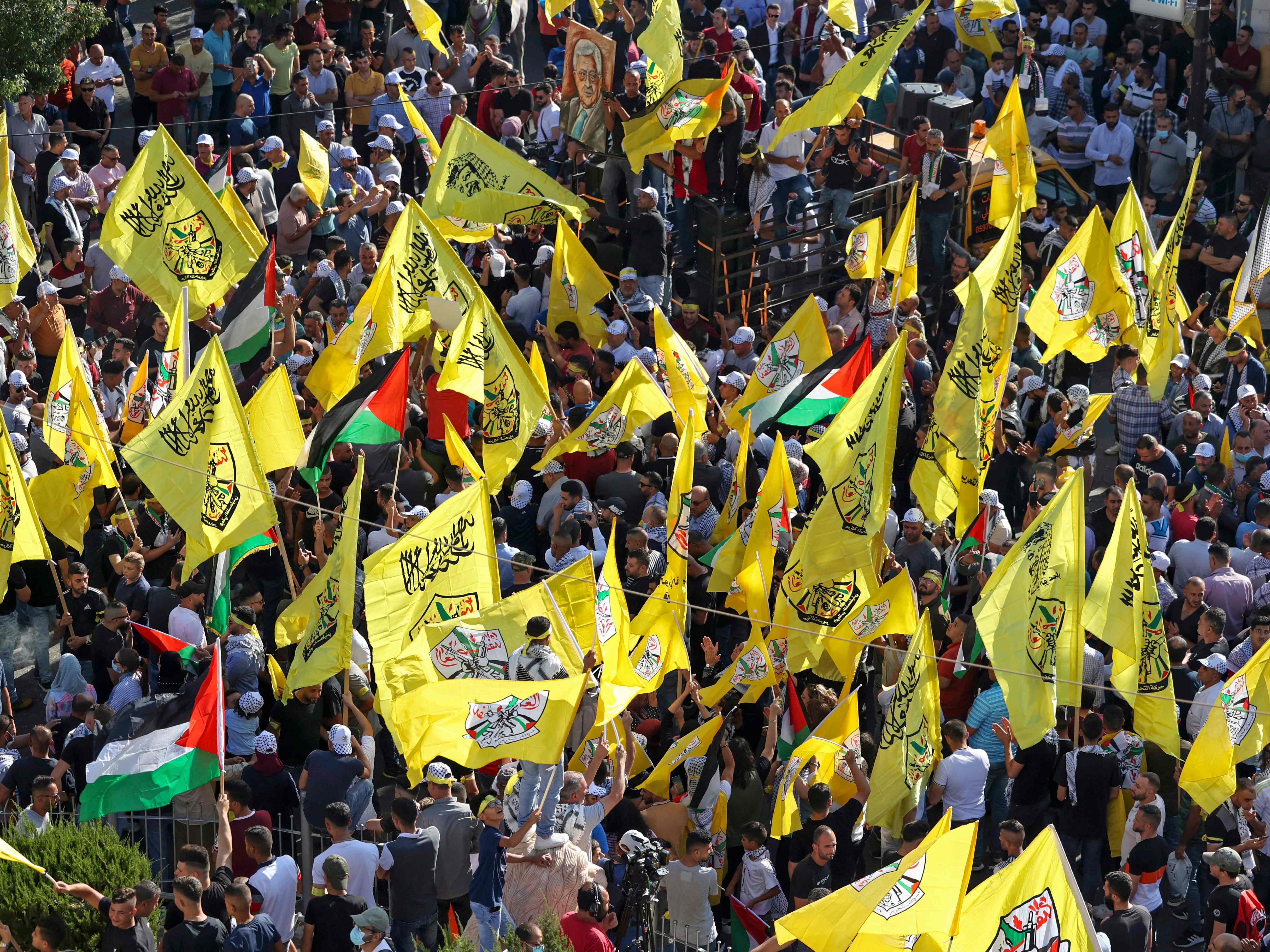 Pendukung Fatah Palestina berkumpul untuk mendukung presiden Mahmud Abbas di kota Ramallah, Tepi Barat yang diduduki, pada 10 Juli 2021.