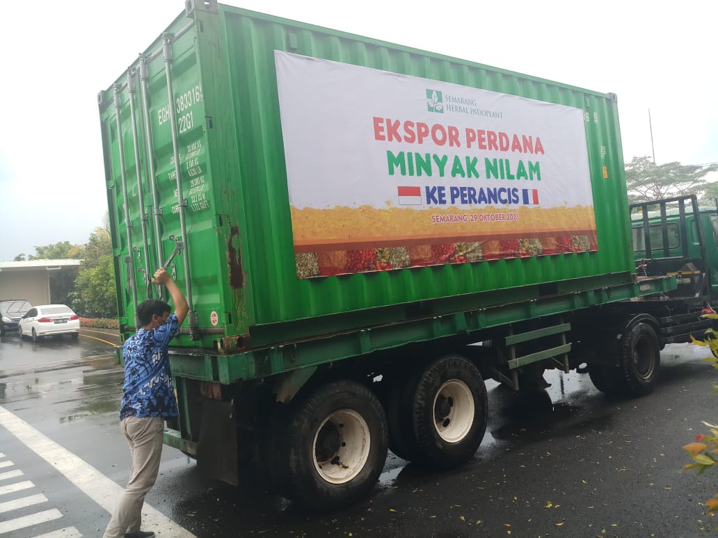 Petugas menyiapkan ekspor minyak atsiri ke Prancis