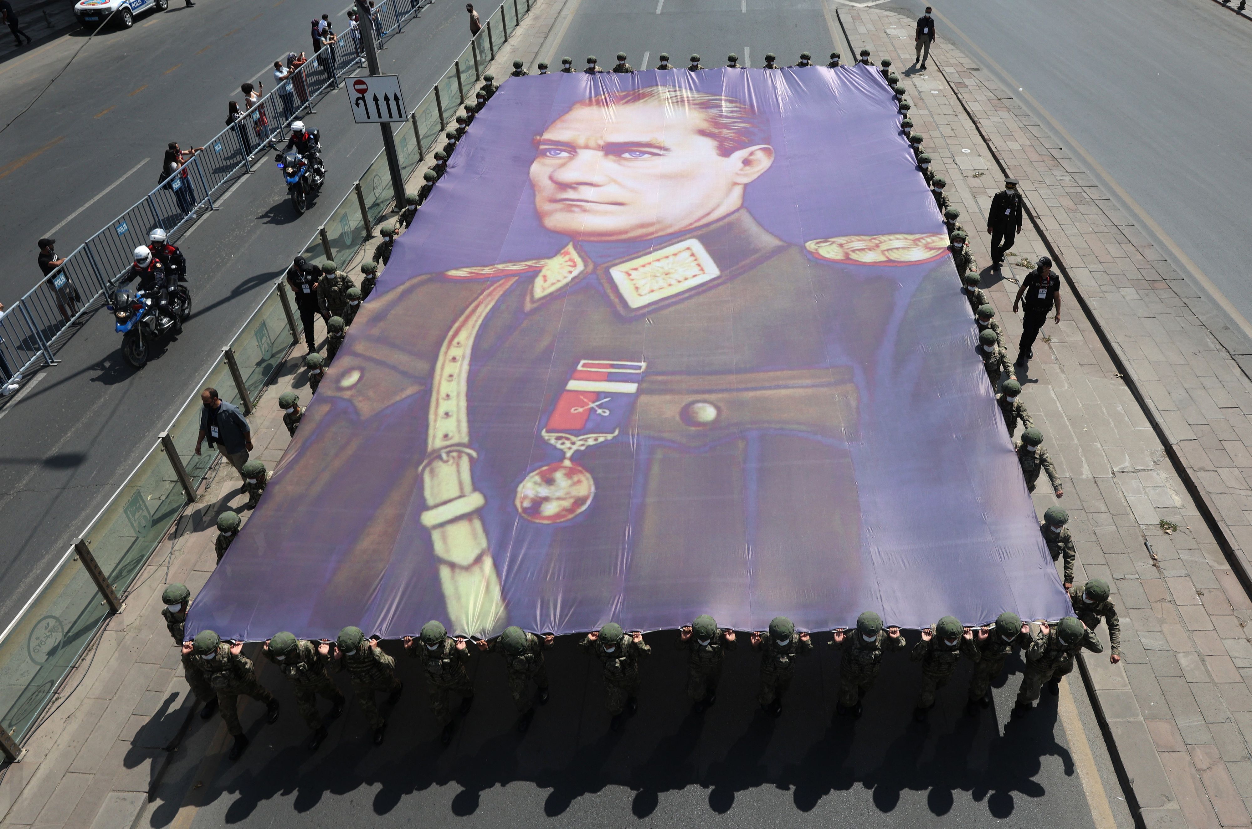 Bendera raksasa bergambar foto Pendiri Turki Modern Mustafa Kemal Ataturk