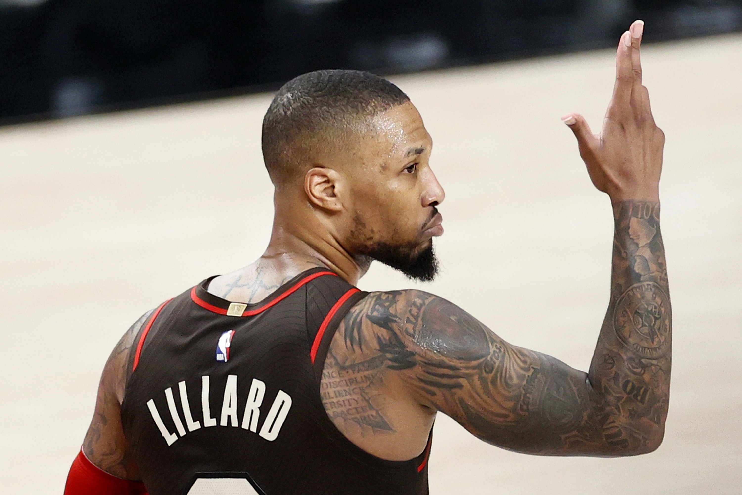 Damian Lillard, pemain Portland Trail Blazers, saat menyampaikan reaksinya di lapangan basket.