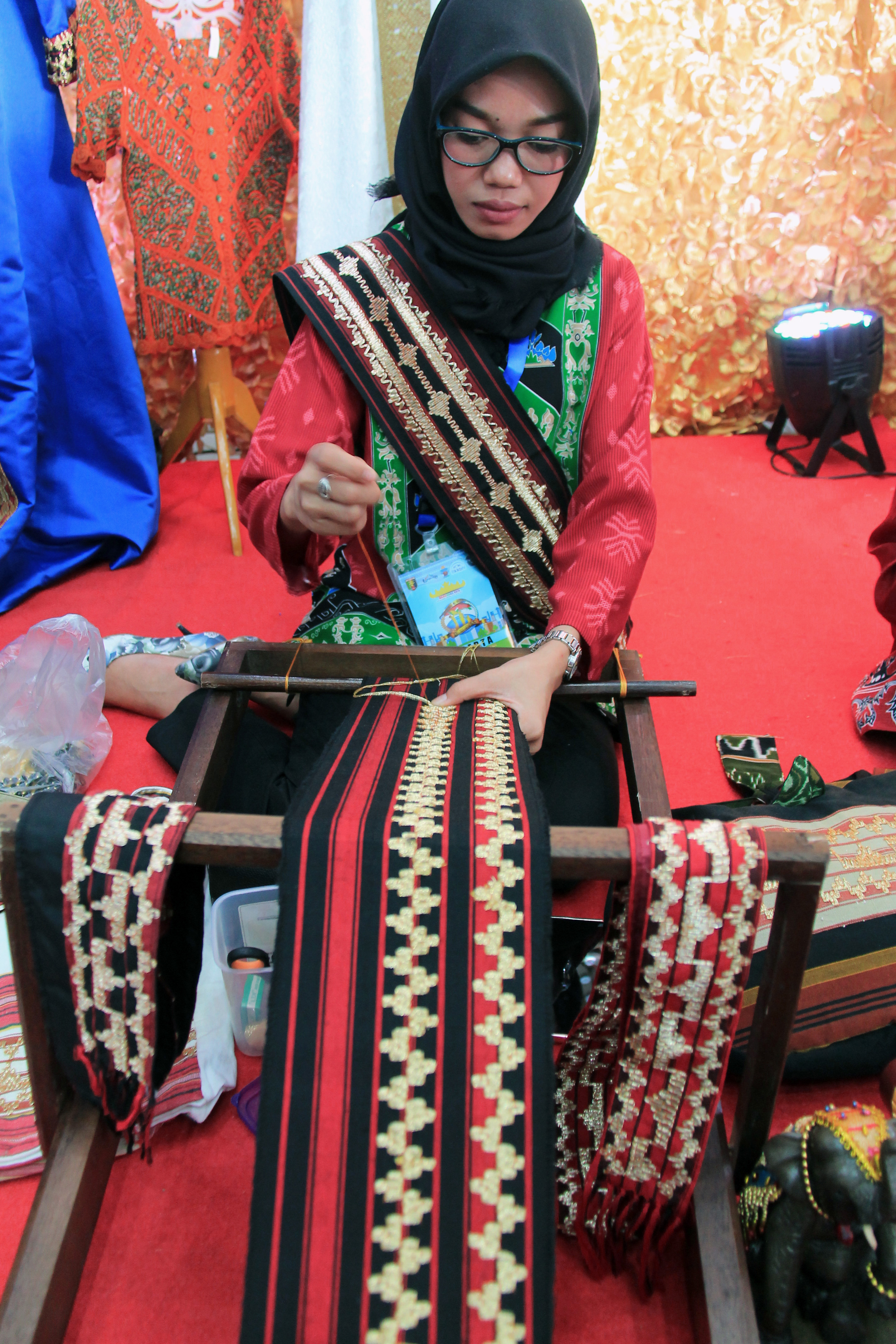  Perajin menyulam selendang tapis dengan motif bukit di salah satu stan saat Pameran Dewan Kerajinan Nasional Daerah Lampung.