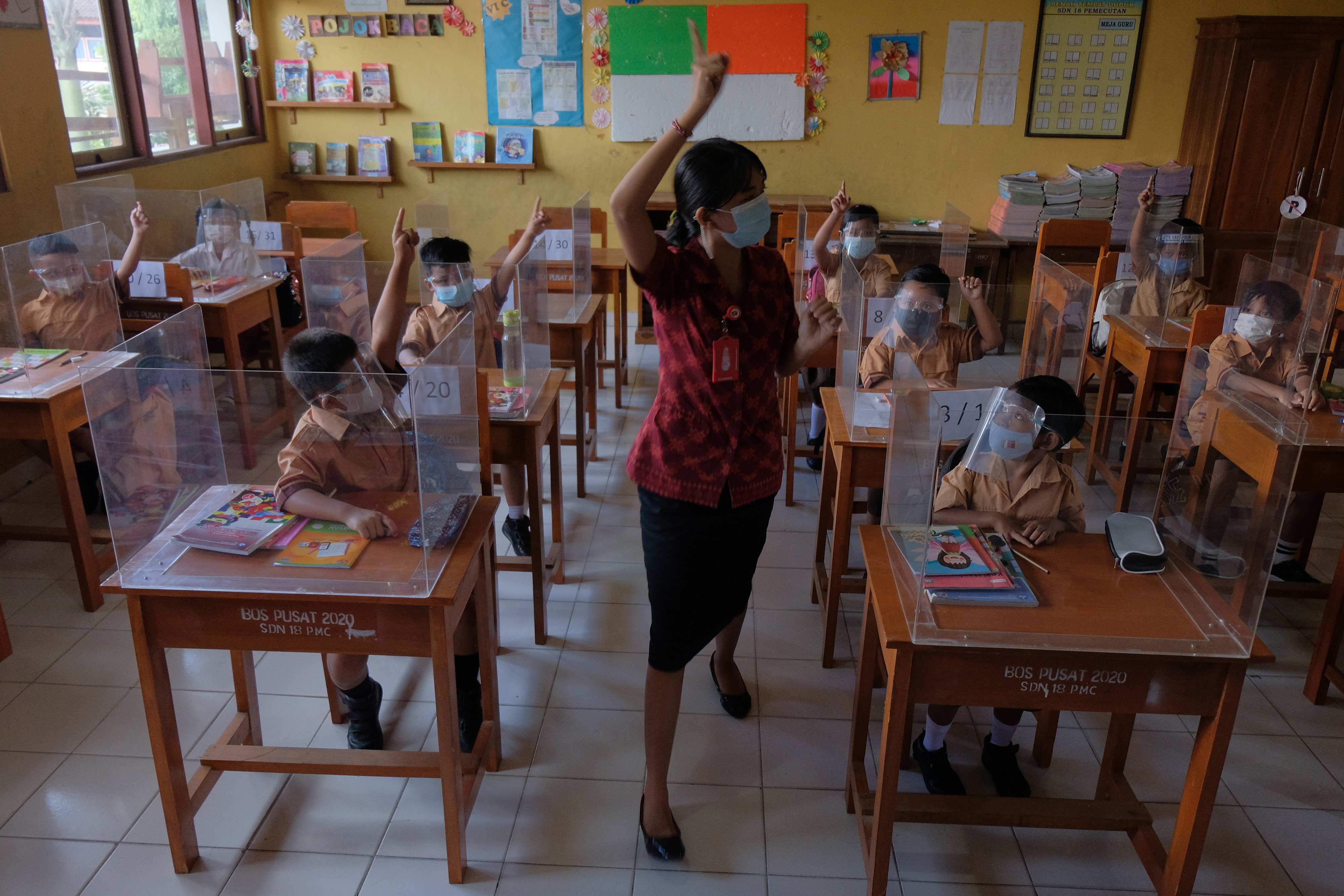 PTM TERBATAS: Siswa kelas I mengikuti pembelajaran tatap muka dengan menerapkan prokes di SD Negeri 18 Pemecutan, Denpasar, Jumat (1/10)