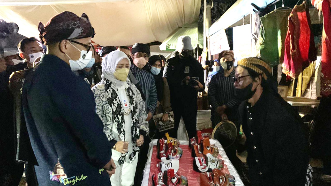 Menparekraf Sandiaga Uno berdialog dengan seniman topeng di Desa Wisata Dieng Kulon, Kecamatan Batur, Kabupaten Banjarnegara, Jateng. 