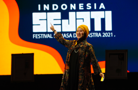 Seniman Reki Putrima membacakan puisi dalam Festival Bahasa dan Sastra 2021 yang diselenggarakan Harian Media Indonesia.
