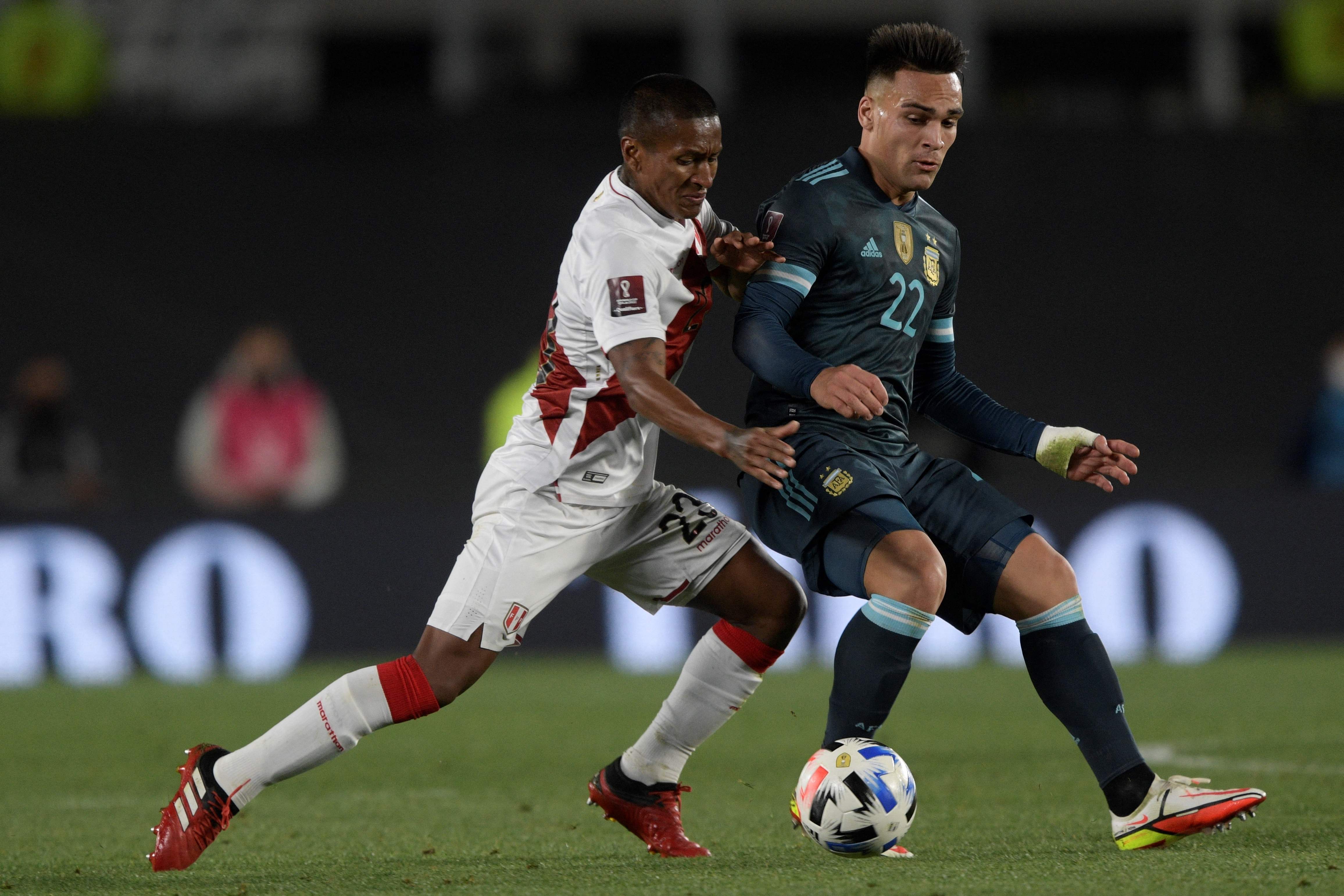 Penyerang Argentina Lautaro Martinez (kanan) berebut bola dengan pemain Peru dalam laga kualifikasi Piala Dunia. 