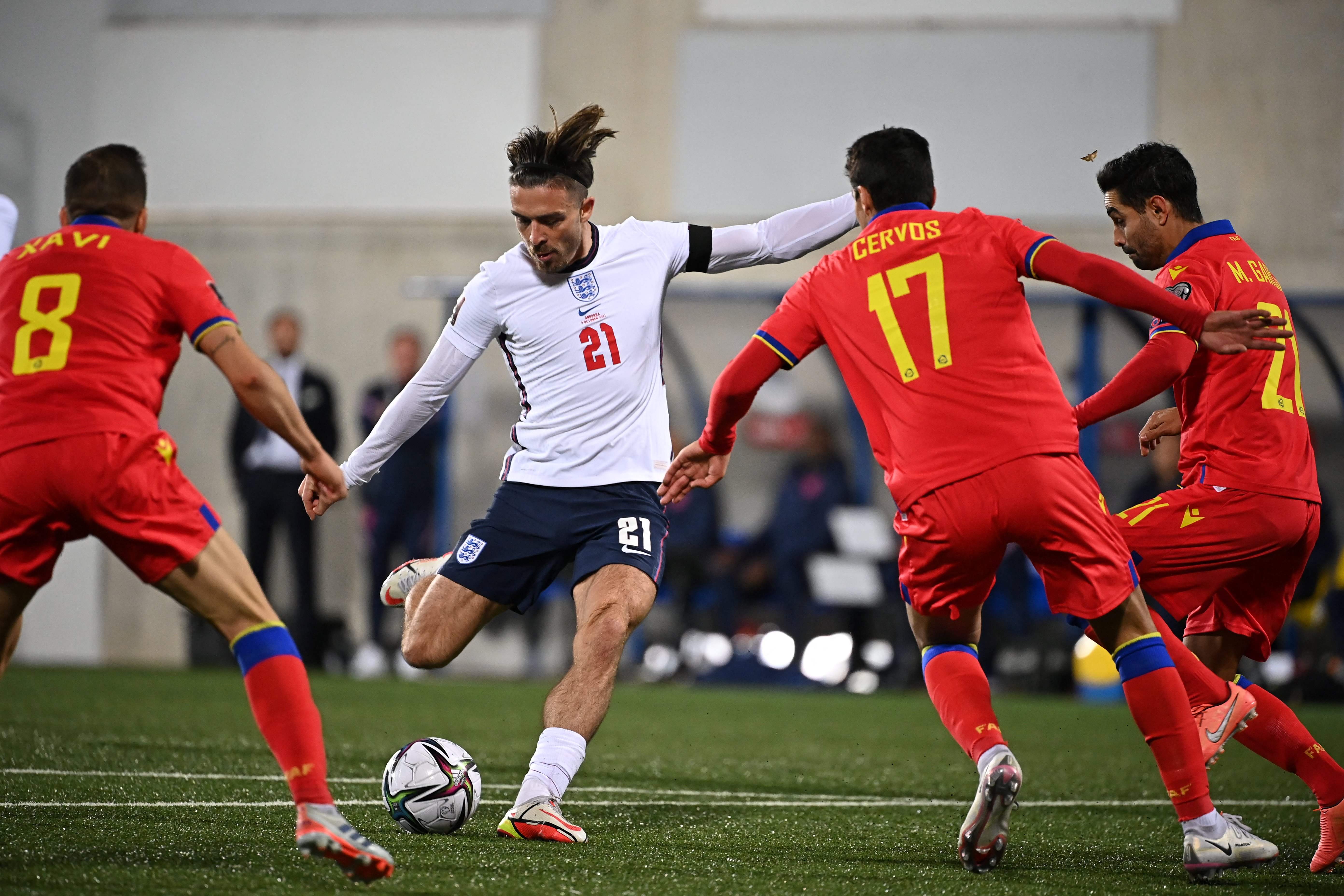 Gelandang Timnas Inggris Jack Grealish (tengah) dikepung tiga pemain Andorra pada laga babak Kualifikasi Piala Dunia 2022 Grup I zona Eropa.