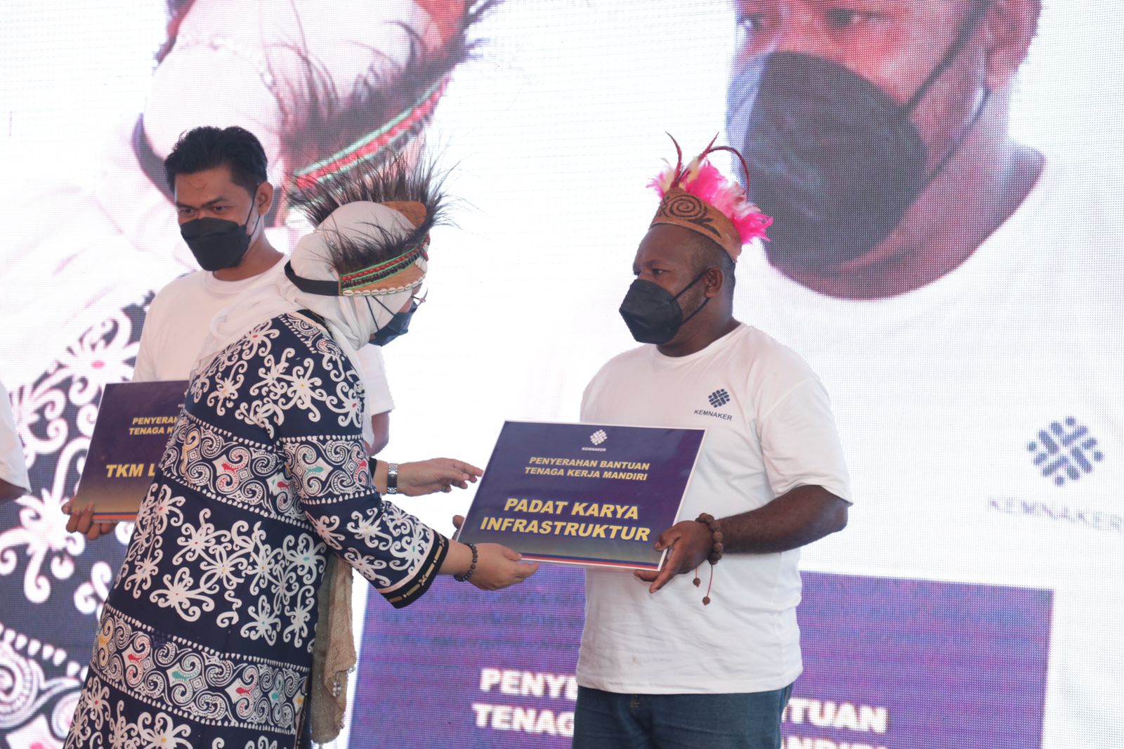 Menaker RI Hj Ida Fauziyah saat memberikan bantuan pemerintah kepada masyarakat Papua, Jum’at (15/10)