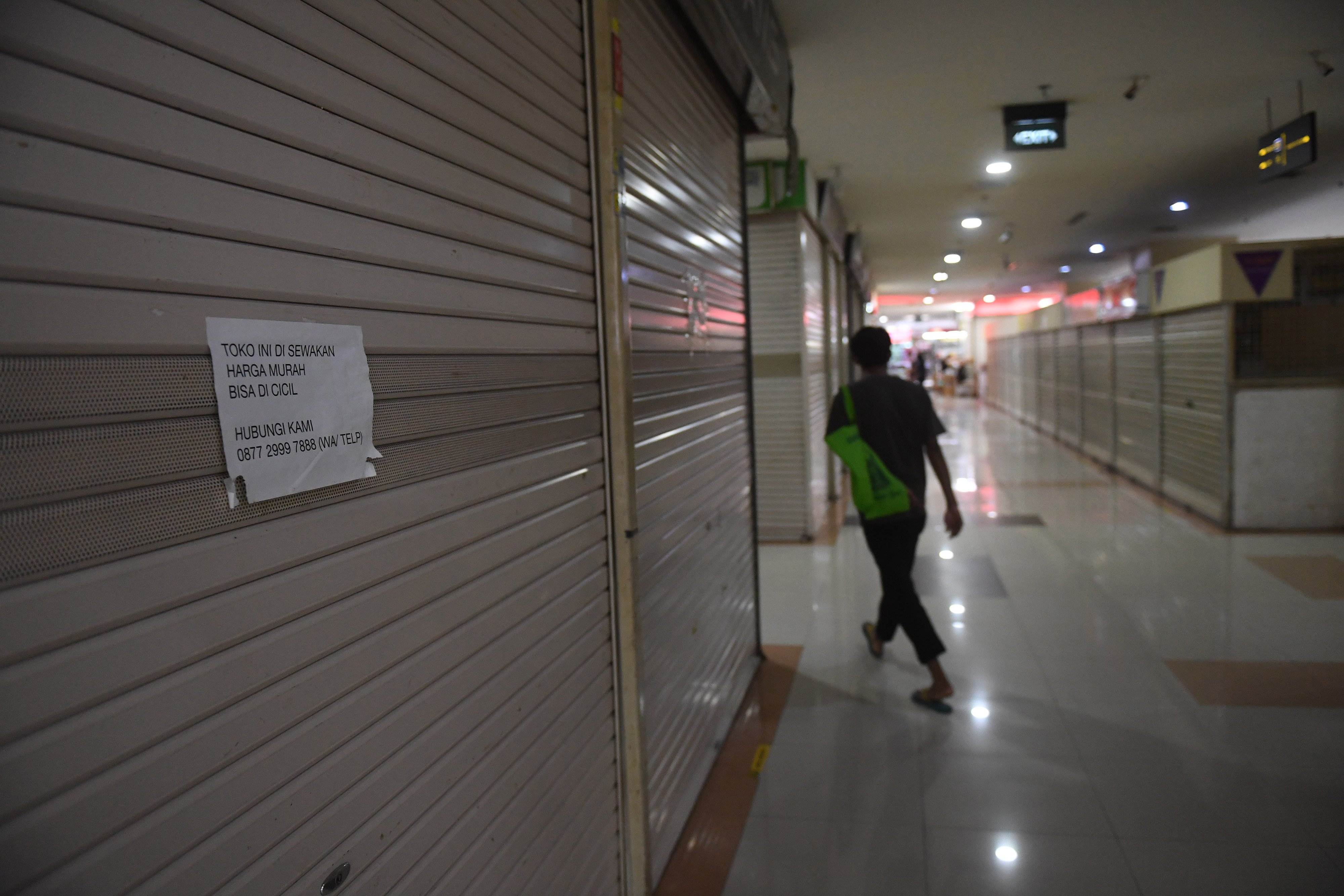 Suasana sejumlah kios yang tutup di ITC Roxy Mas, Jakarta, akibat pandemi covid-19.