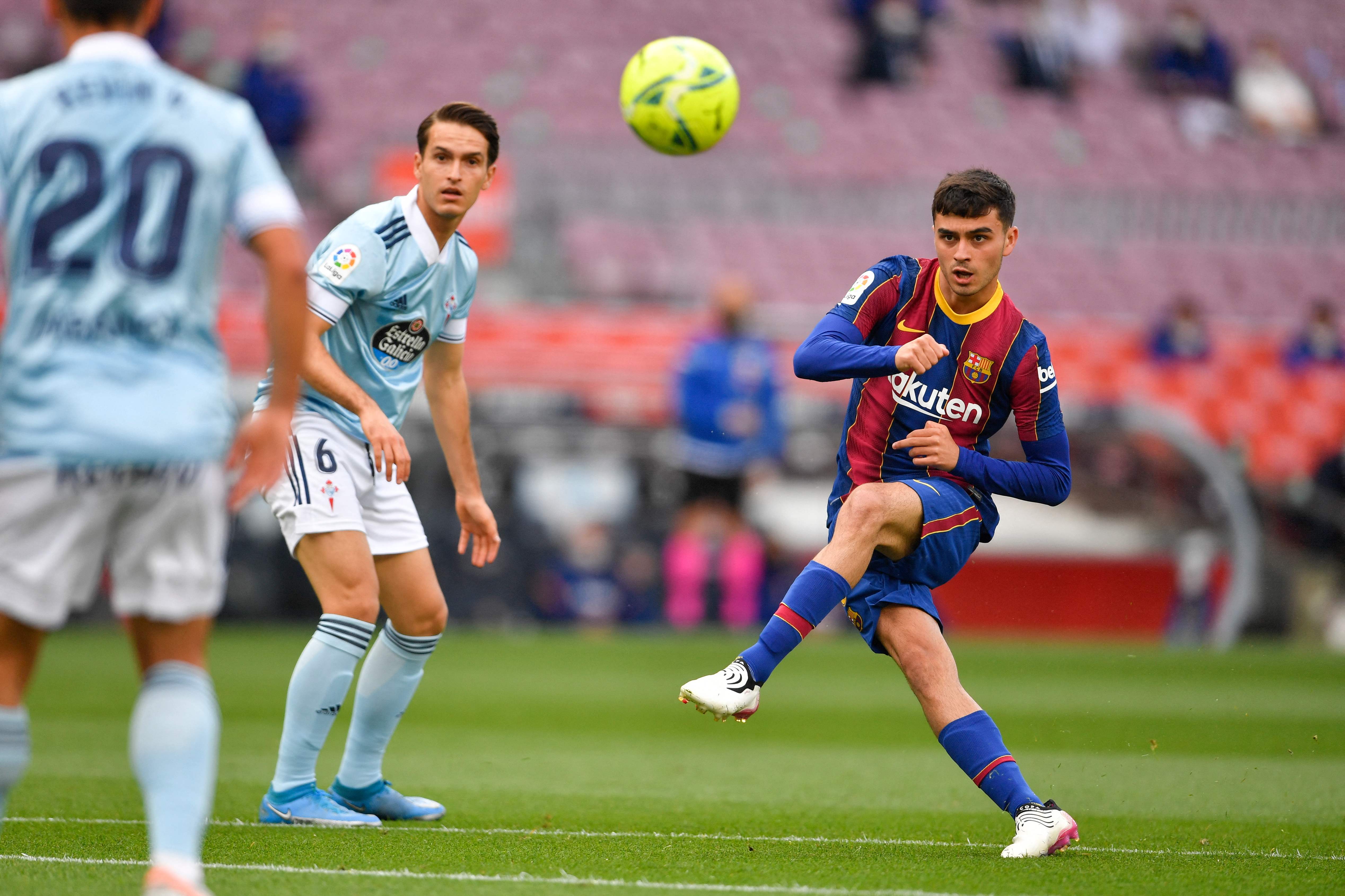 Gelandang muda Barcelona, Pedri (kiri)