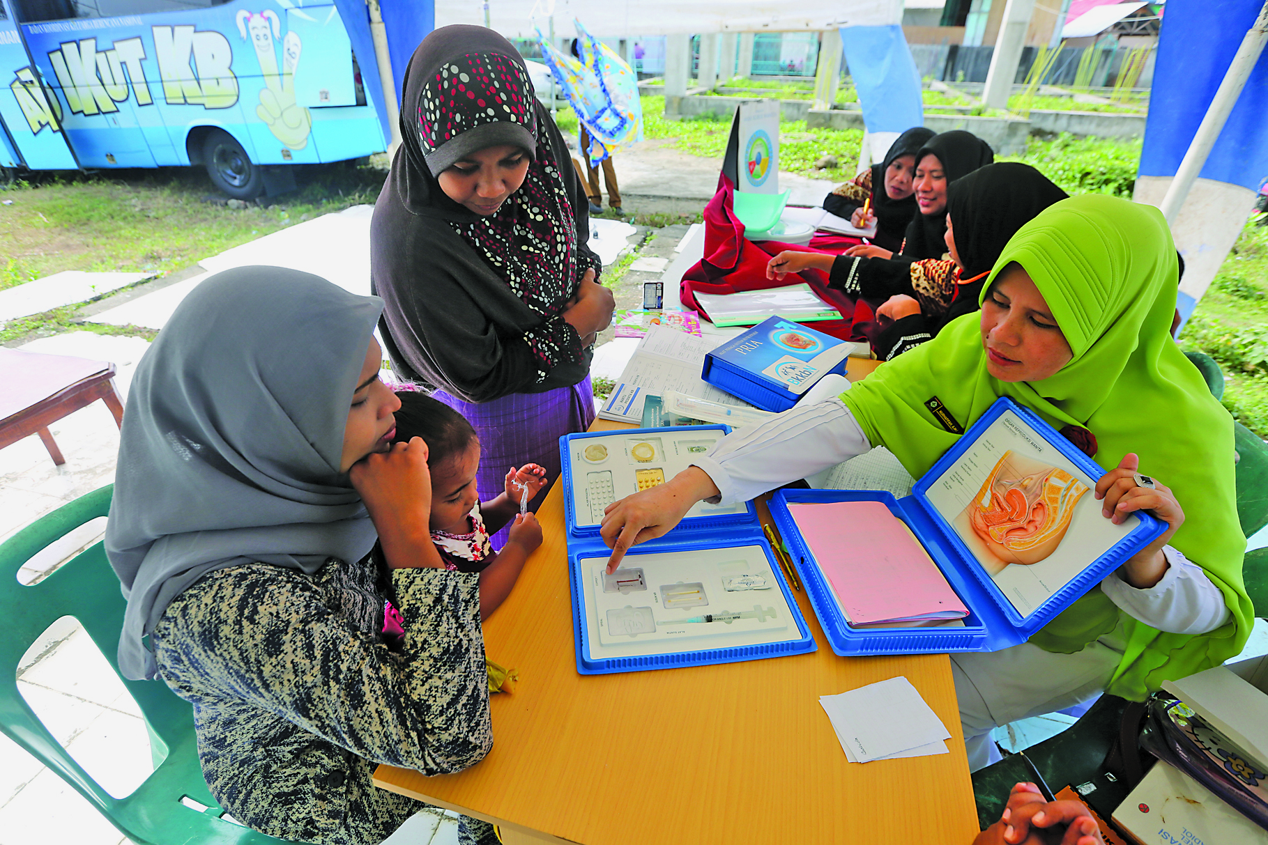 Petugas kader Keluarga Berencana (KB) (kanan) melayani konsultasi warga di Desa Deah Raya, Syiah Kuala, Banda Aceh, Selasa (16/1/2021)